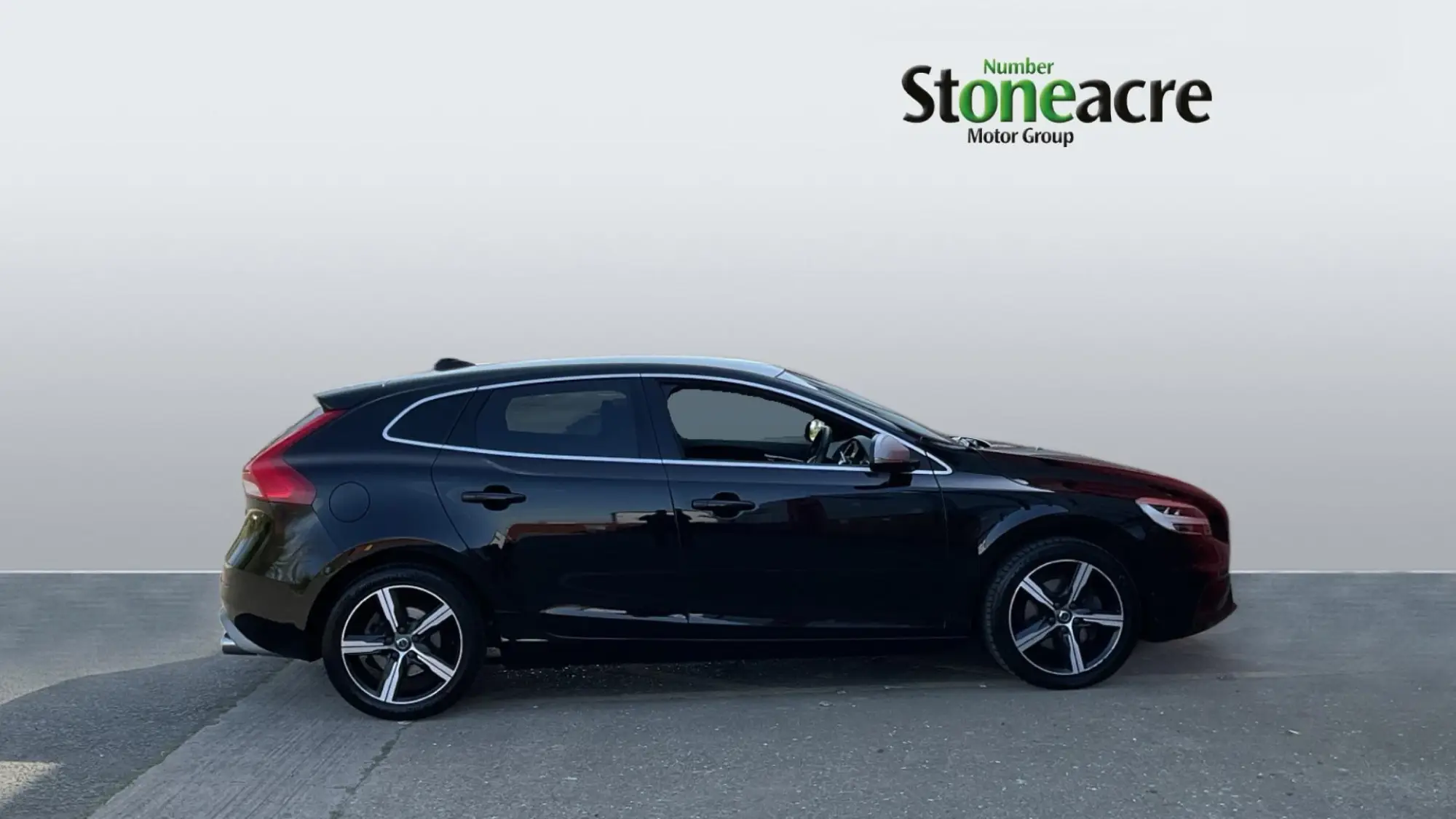 Volvo V40 2.0 T2 R-Design Edition Euro 6 (s/s) 5dr FY69GKC Image 3