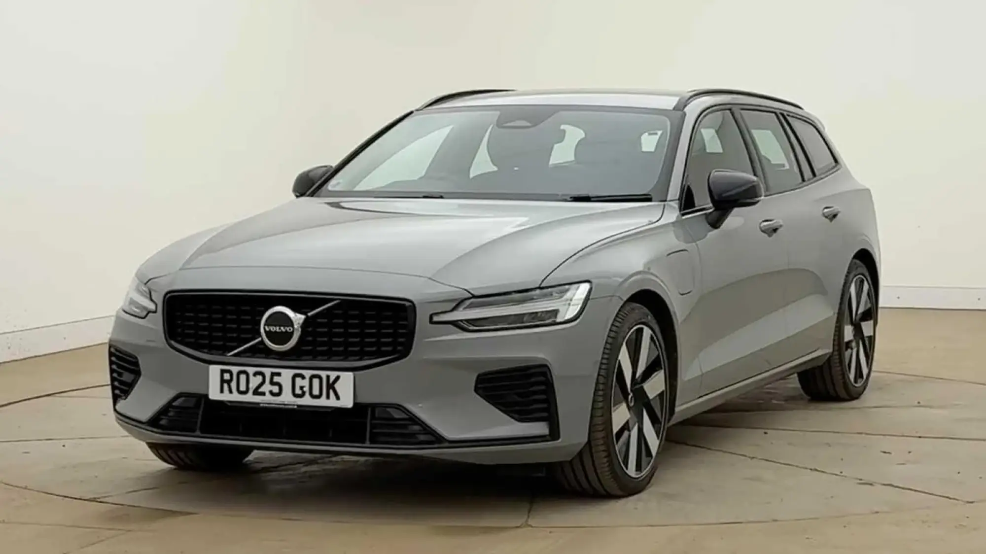 Volvo V60 Plug-In Hybrid 2.0 T6 18.8kWh Plus Auto AWD Euro 6 (s/s) 5dr RO25GOK Image 3