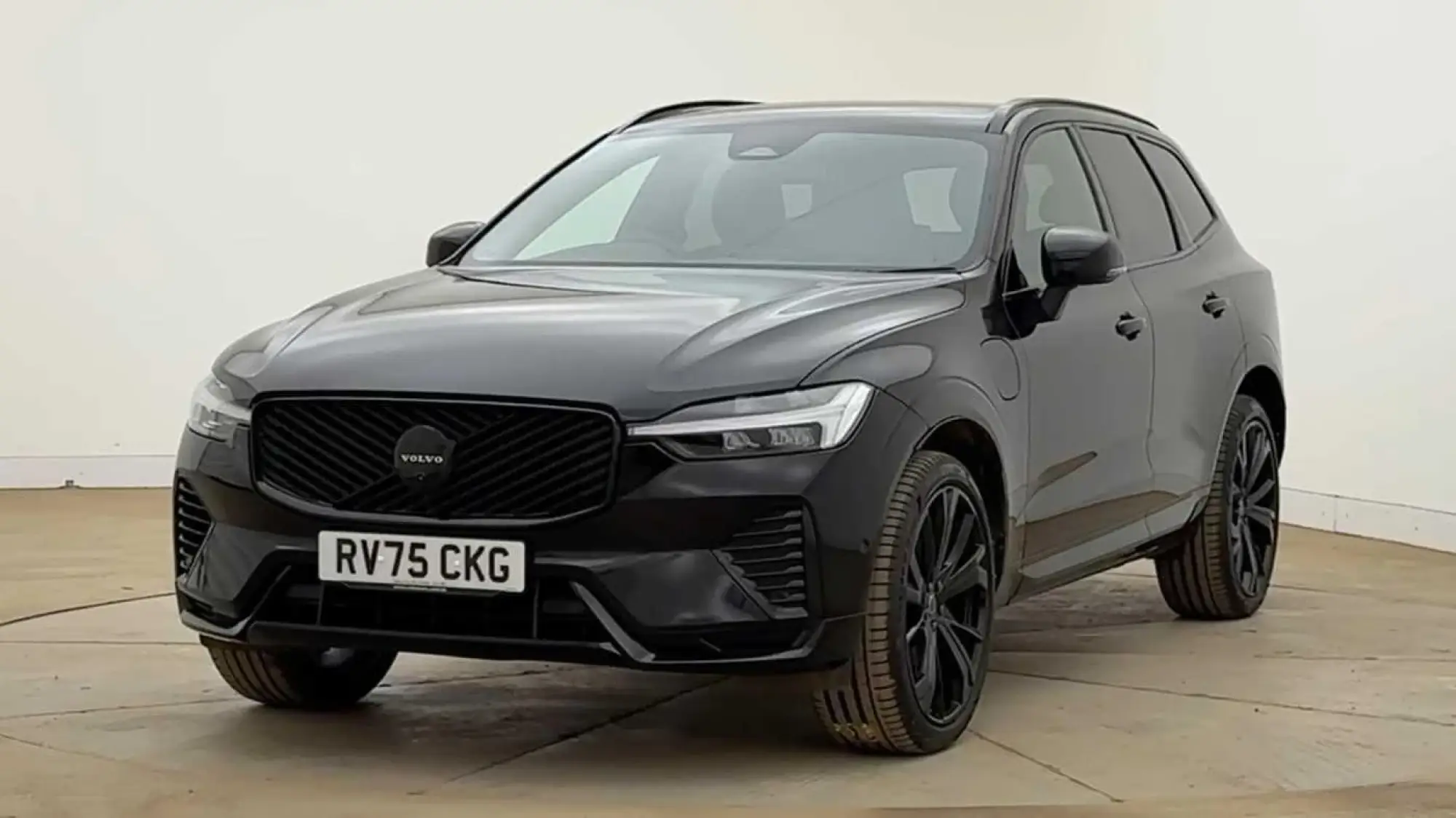 Volvo XC60 2.0 T6 18.8kWh Plus Black Edition Auto AWD Euro 6 (s/s) 5dr RV75CKG Image 3