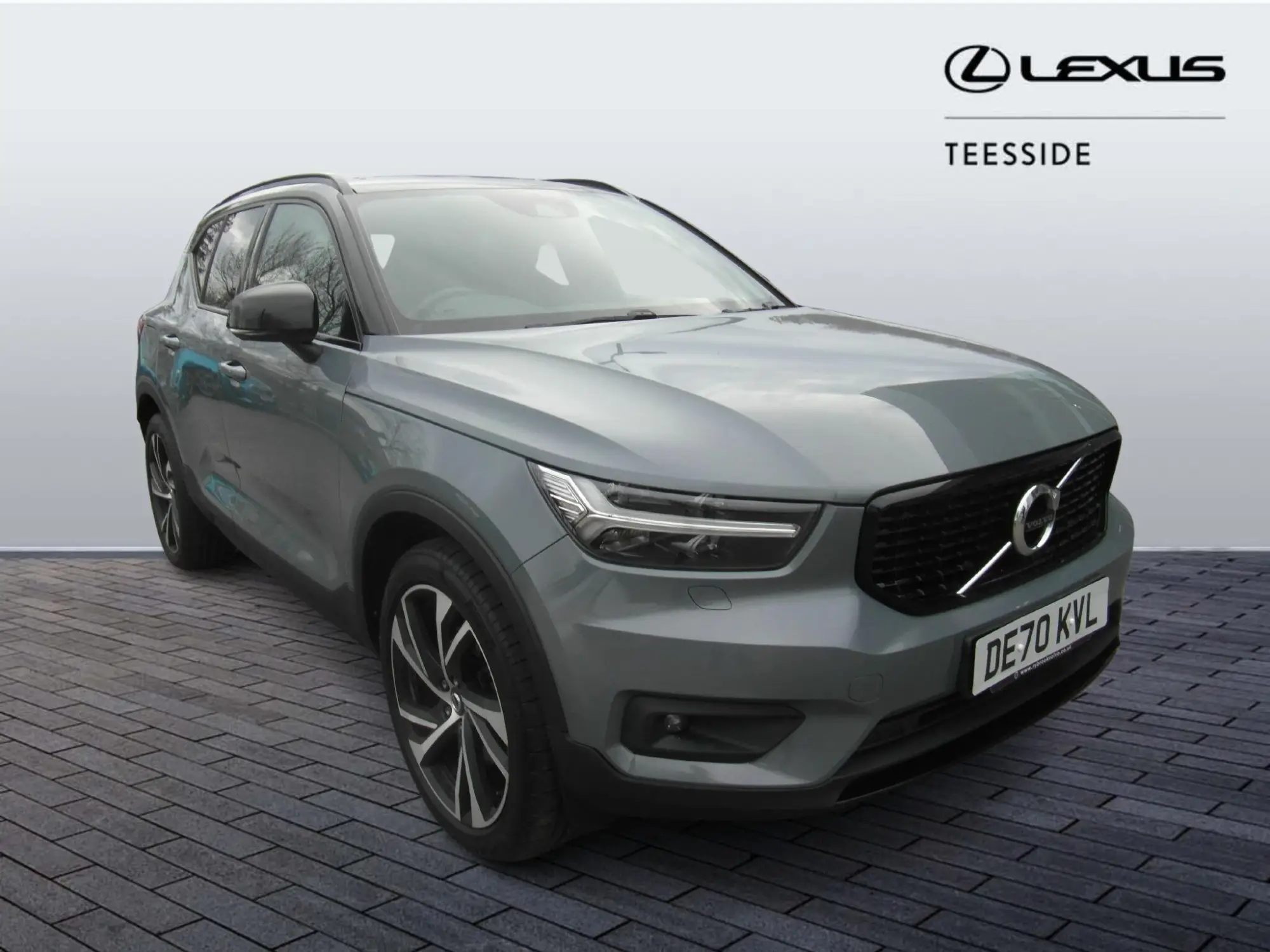 Volvo XC40 2.0 B4P R DESIGN Pro 5dr Auto DE70KVL Image 1