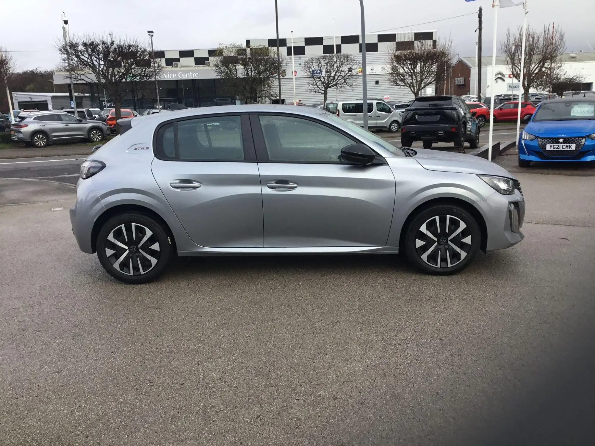 Peugeot 208 1.2 PureTech Style Euro 6 (s/s) 5dr Image 2