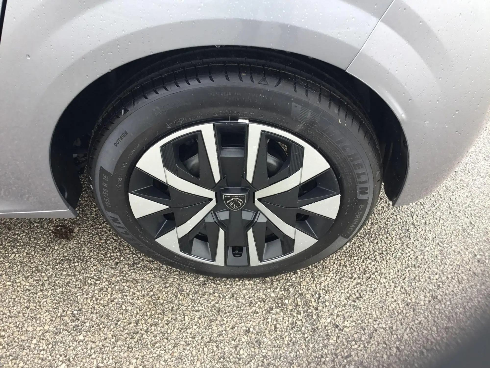 Peugeot 208 Image 11