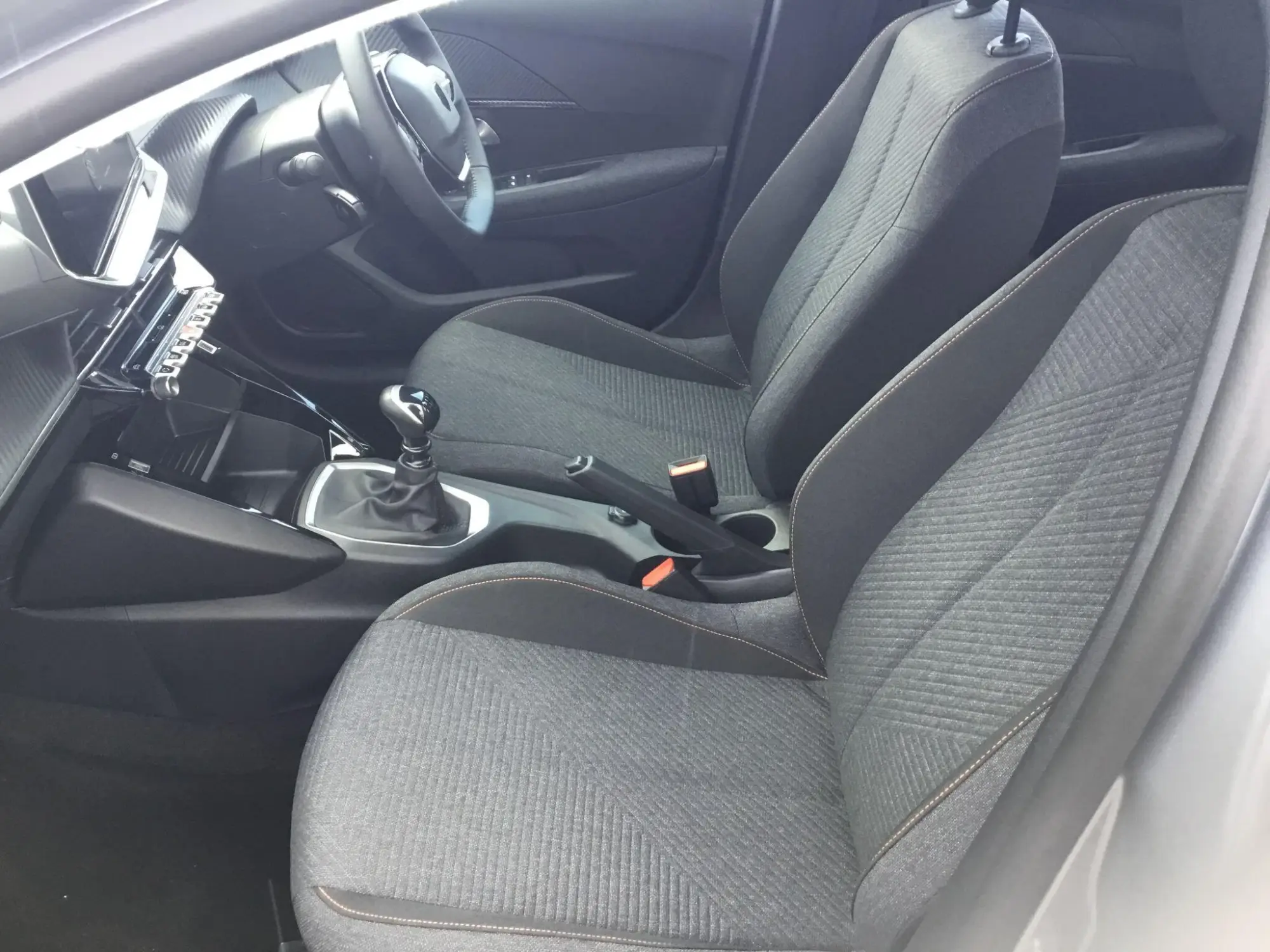 Peugeot 208 Image 18