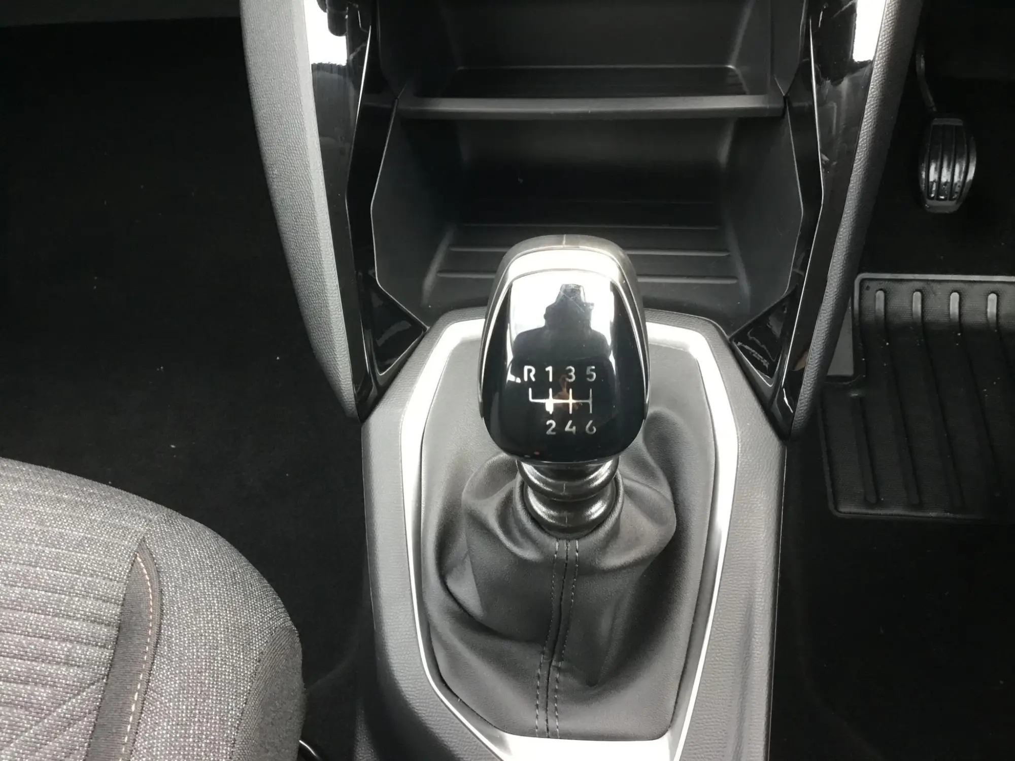 Peugeot 208 Image 32