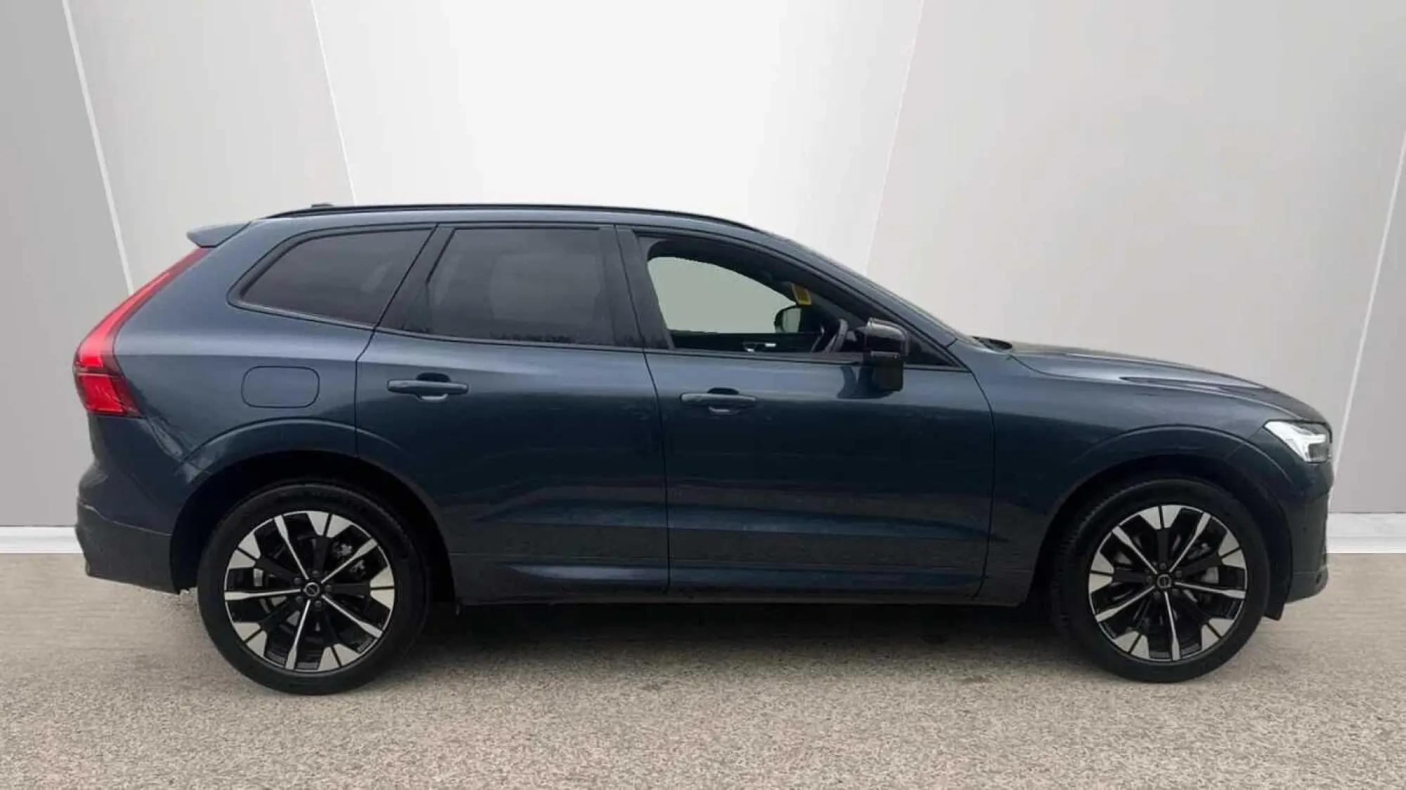 Volvo XC60 2.0 B5 MHEV Plus Pro Auto AWD Euro 6 (s/s) 5dr OY75WEP Image 3