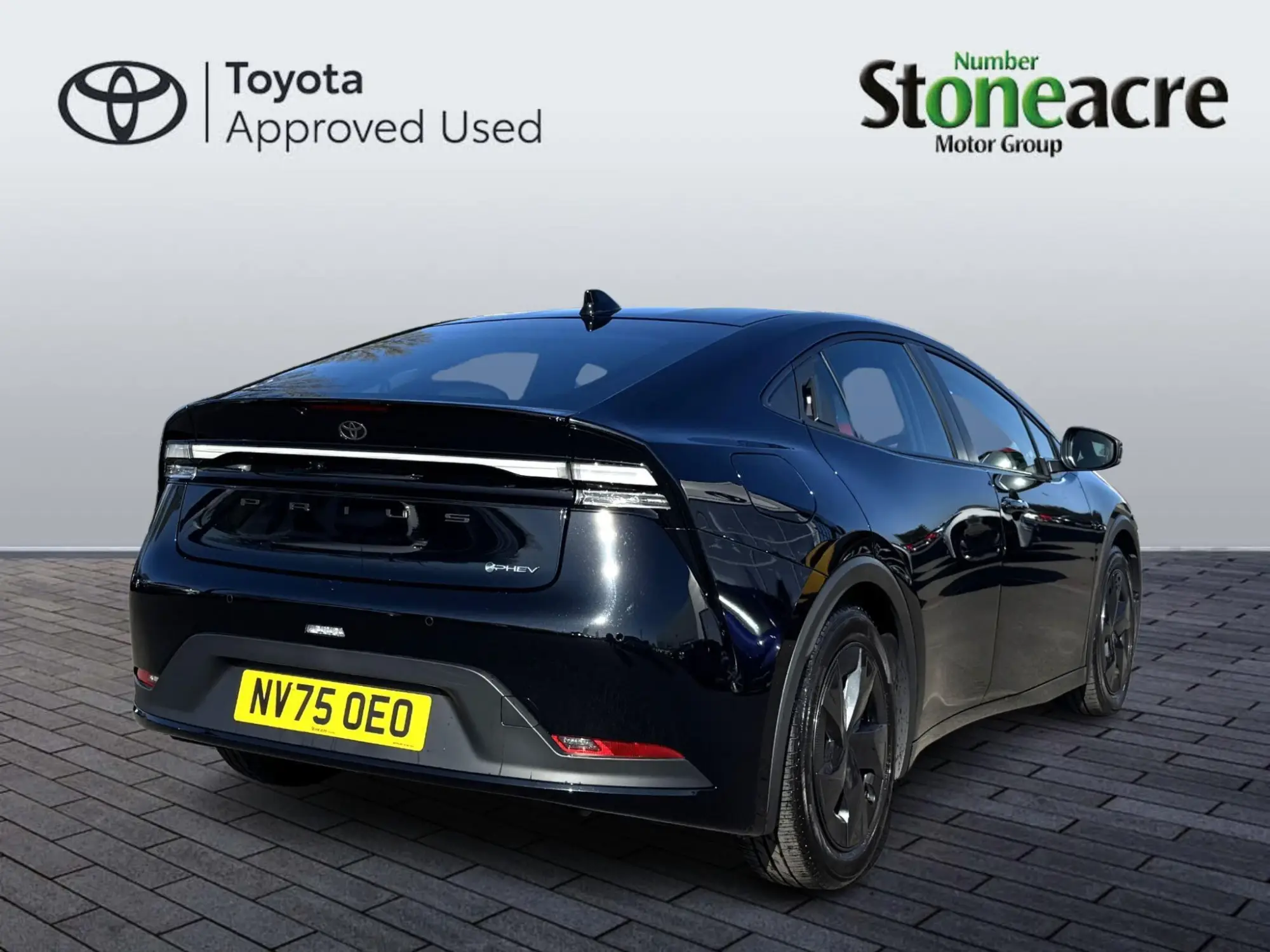 Toyota Prius Plug-in Hybrid 2.0 13.6 kWh Design CVT Euro 6 (s/s) 5dr NV75OEO Image 3