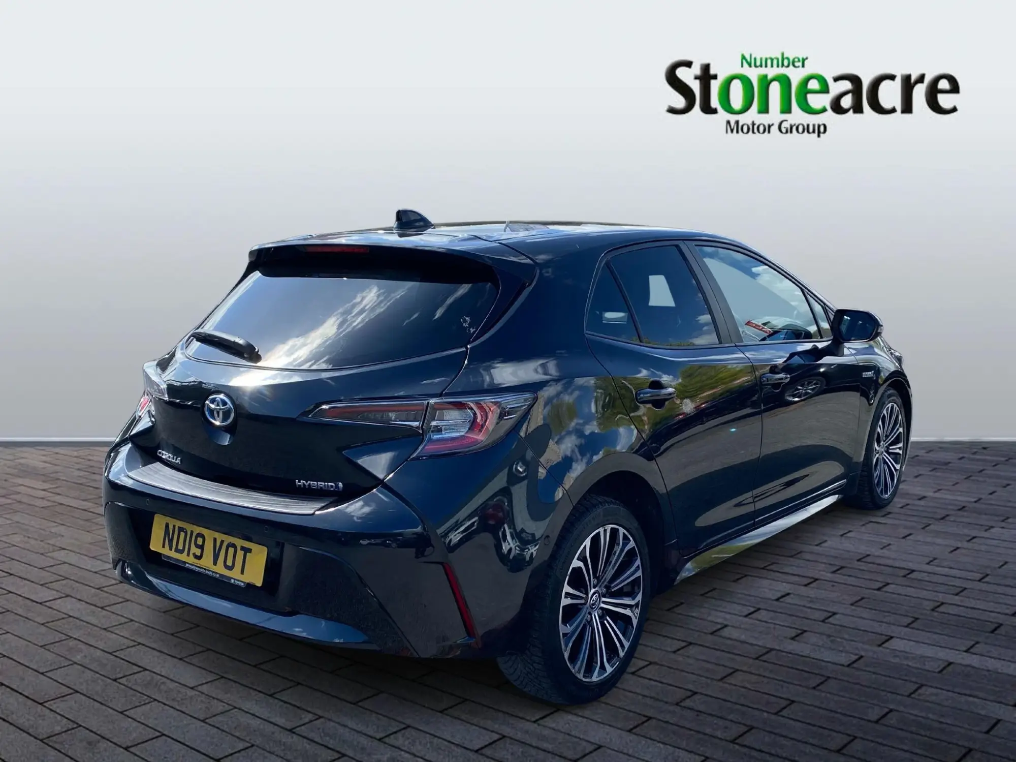 Toyota Corolla Hatchback 1.8 VVT-h Design CVT Euro 6 (s/s) 5dr ND19VOT Image 3