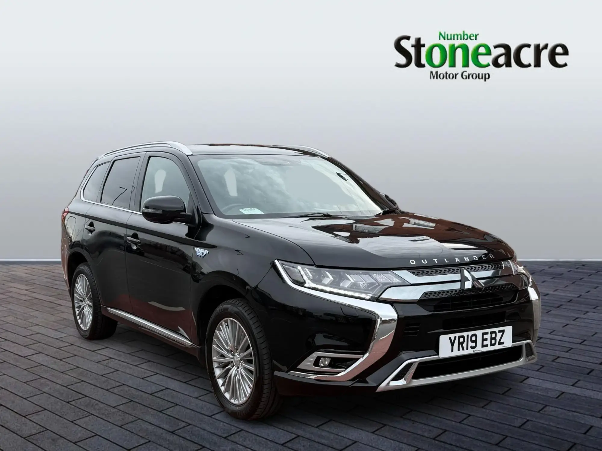 Mitsubishi Outlander 2.4h TwinMotor 13.8kWh 4h SUV 5dr Petrol Plug-in Hybrid CVT 4WD Euro 6 (s/s) (209 ps) YR19EBV Image 1