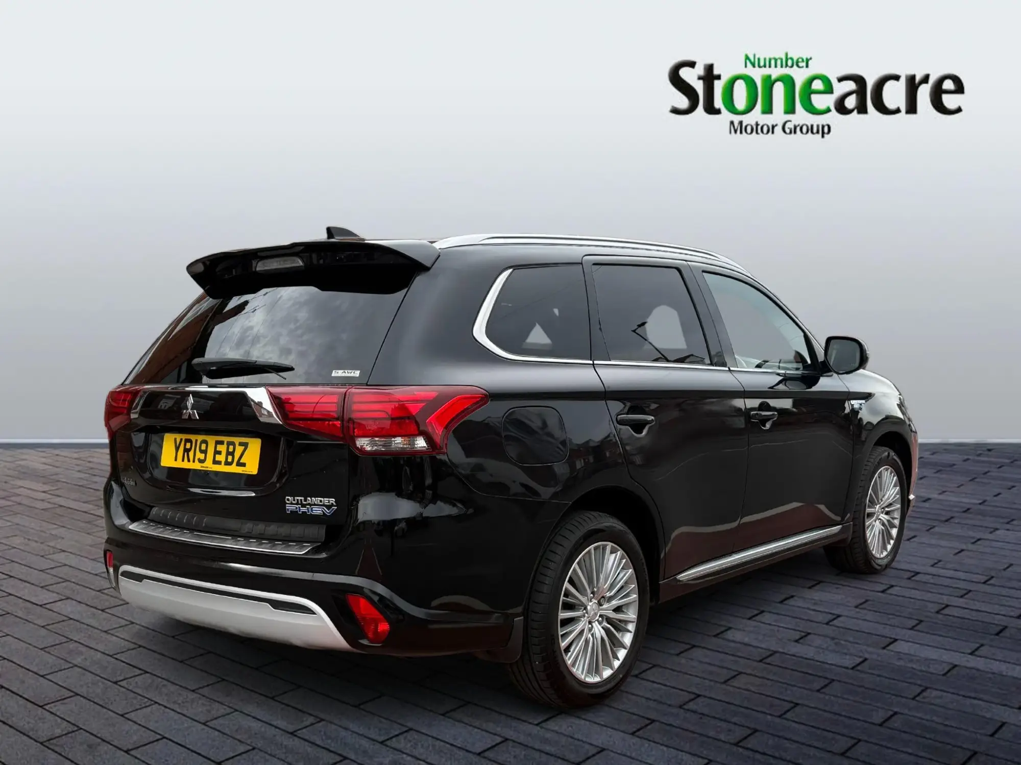 Mitsubishi Outlander 2.4h TwinMotor 13.8kWh 4h SUV 5dr Petrol Plug-in Hybrid CVT 4WD Euro 6 (s/s) (209 ps) YR19EBV Image 3