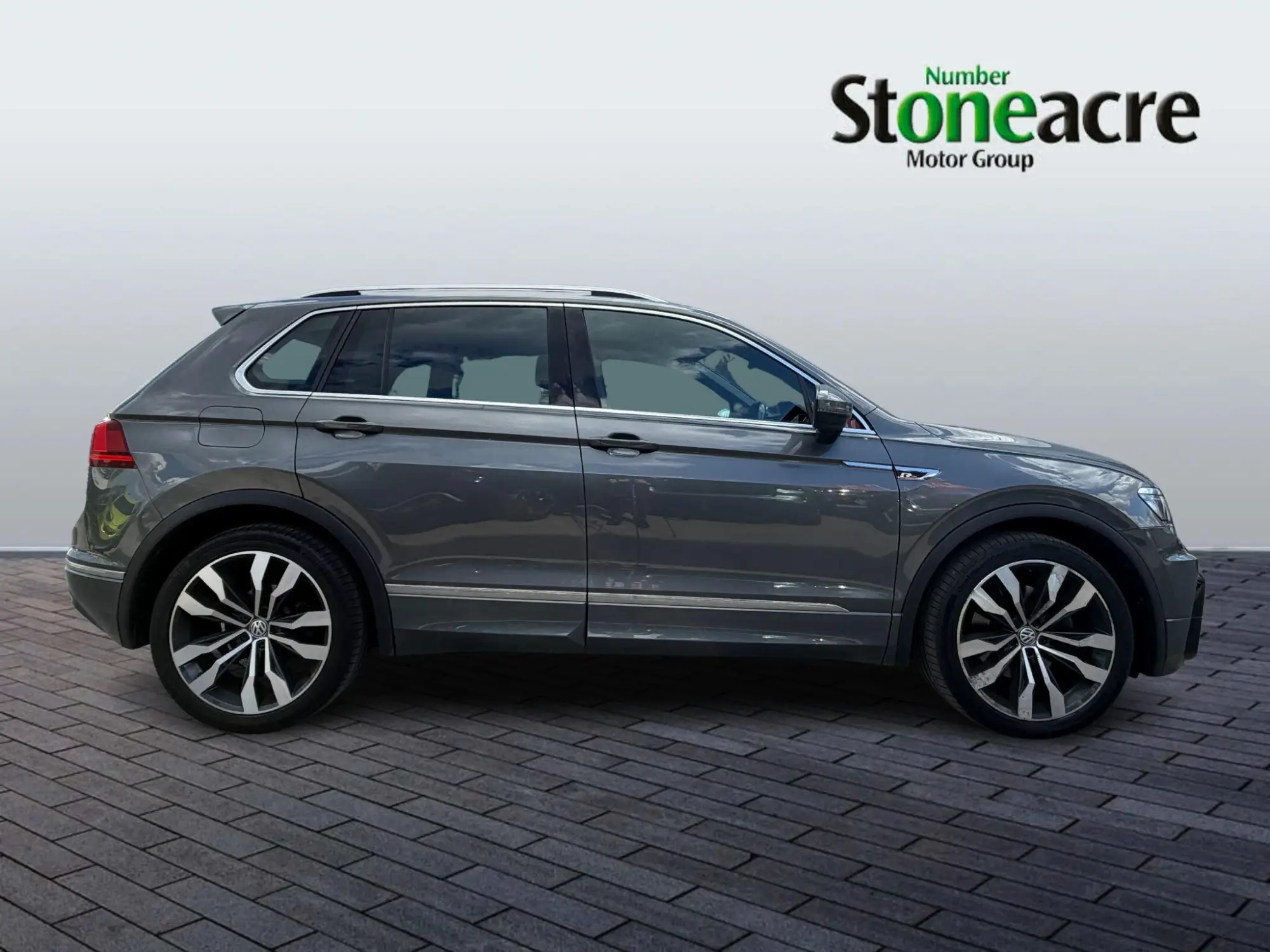 Volkswagen Tiguan 2.0 TSI R-Line DSG 4Motion Euro 6 (s/s) 5dr GC17RLZ Image 2