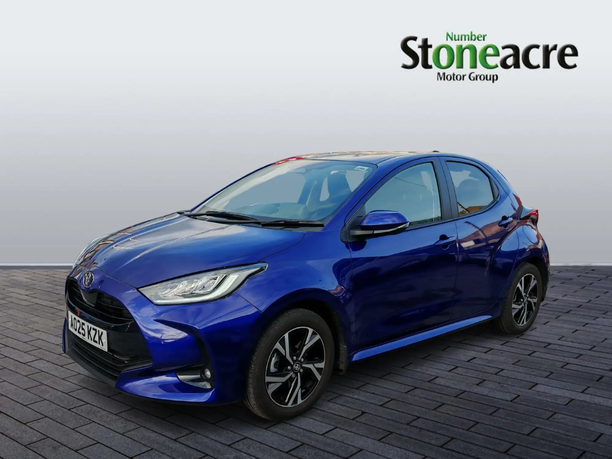 Toyota Yaris 1.5 Hybrid Design 5dr CVT AO25KZK Image 3