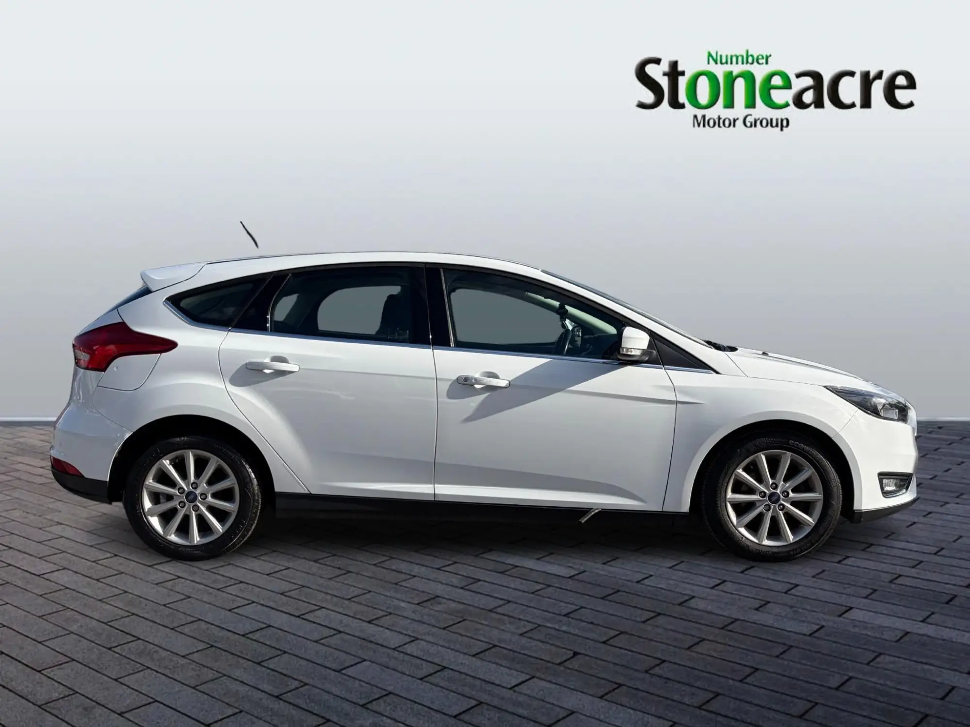 Ford Focus 1.0 EcoBoost Titanium 5dr AV18PLF Image 2