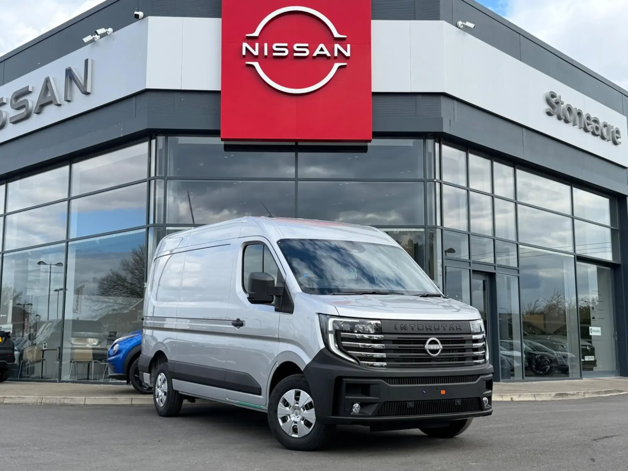 Nissan Interstar 2.0 dCi 35 Tekna L2 Medium Roof Euro 6 (s/s) 4dr Image 1