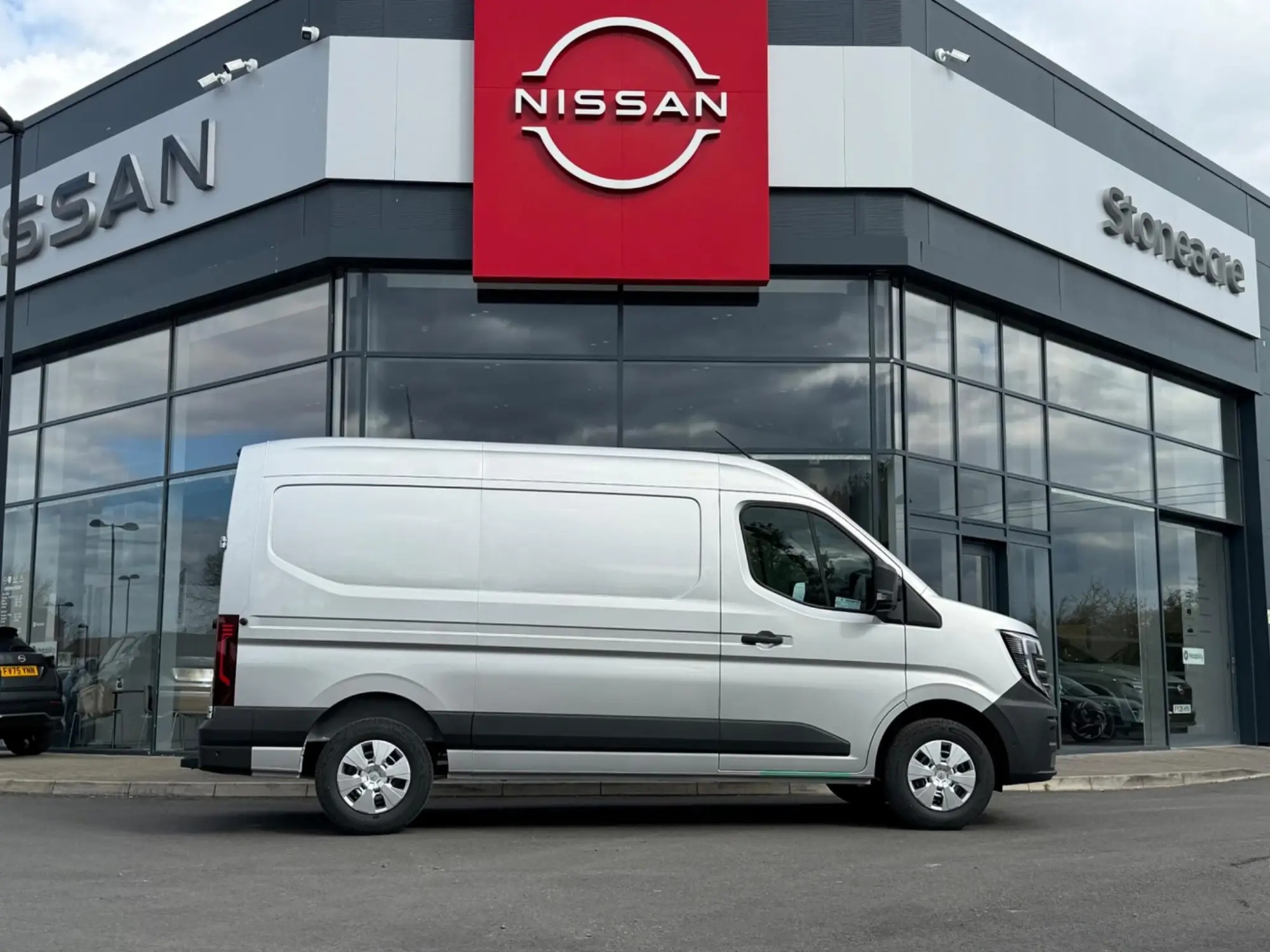 Nissan Interstar 2.0 dCi 35 Tekna L2 Medium Roof Euro 6 (s/s) 4dr Image 2