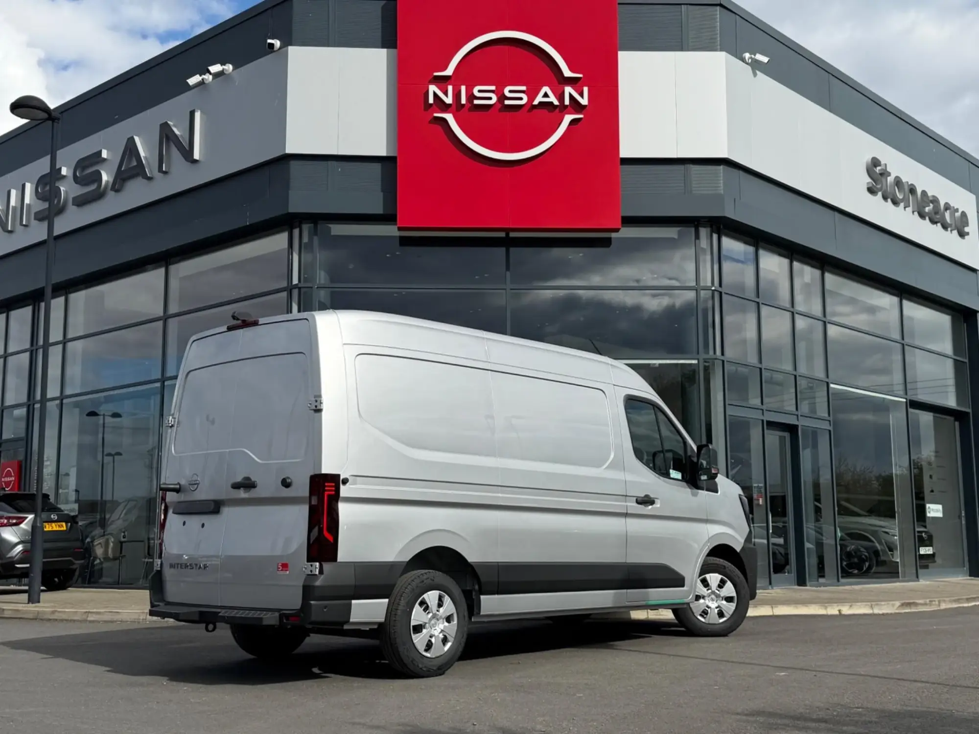 Nissan Interstar 2.0 dCi 35 Tekna L2 Medium Roof Euro 6 (s/s) 4dr Image 3