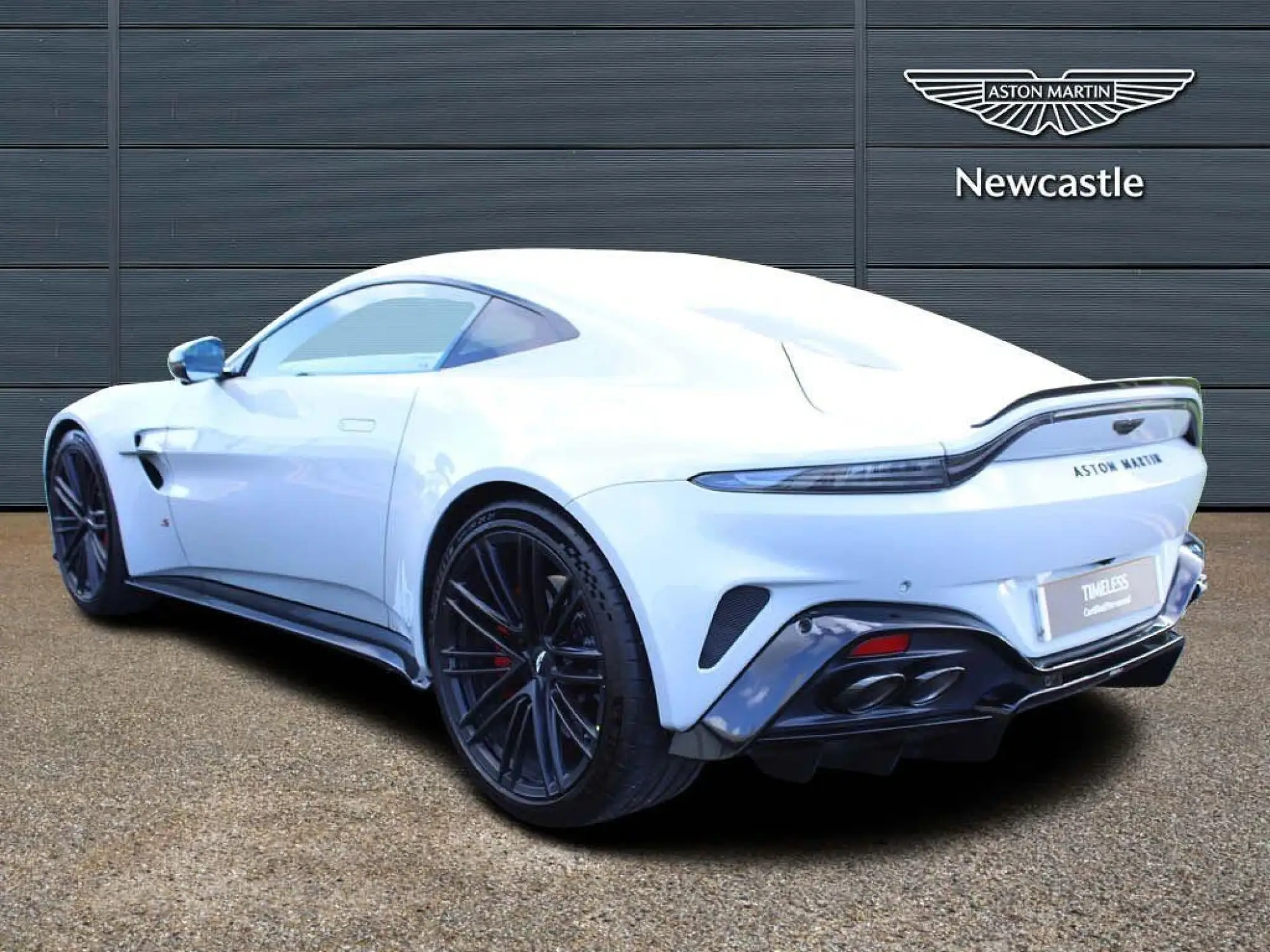 Aston Martin Vantage Image 2