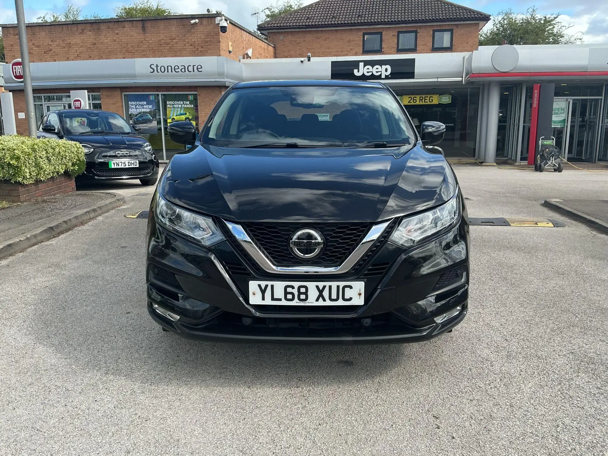 Nissan Qashqai 1.3 DiG-T Acenta Premium 5dr YL68XUC Image 2
