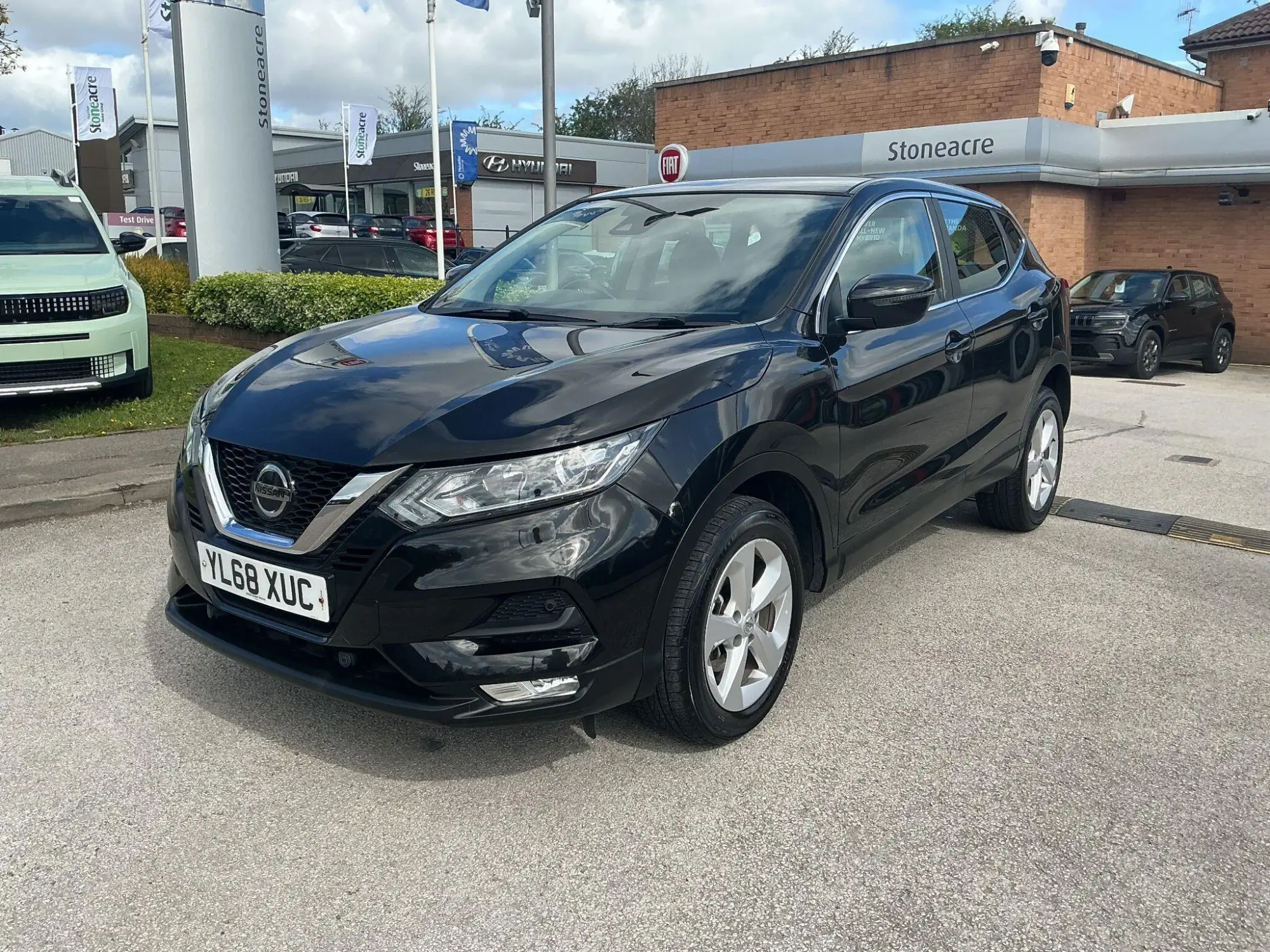 Nissan Qashqai 1.3 DiG-T Acenta Premium 5dr YL68XUC Image 3