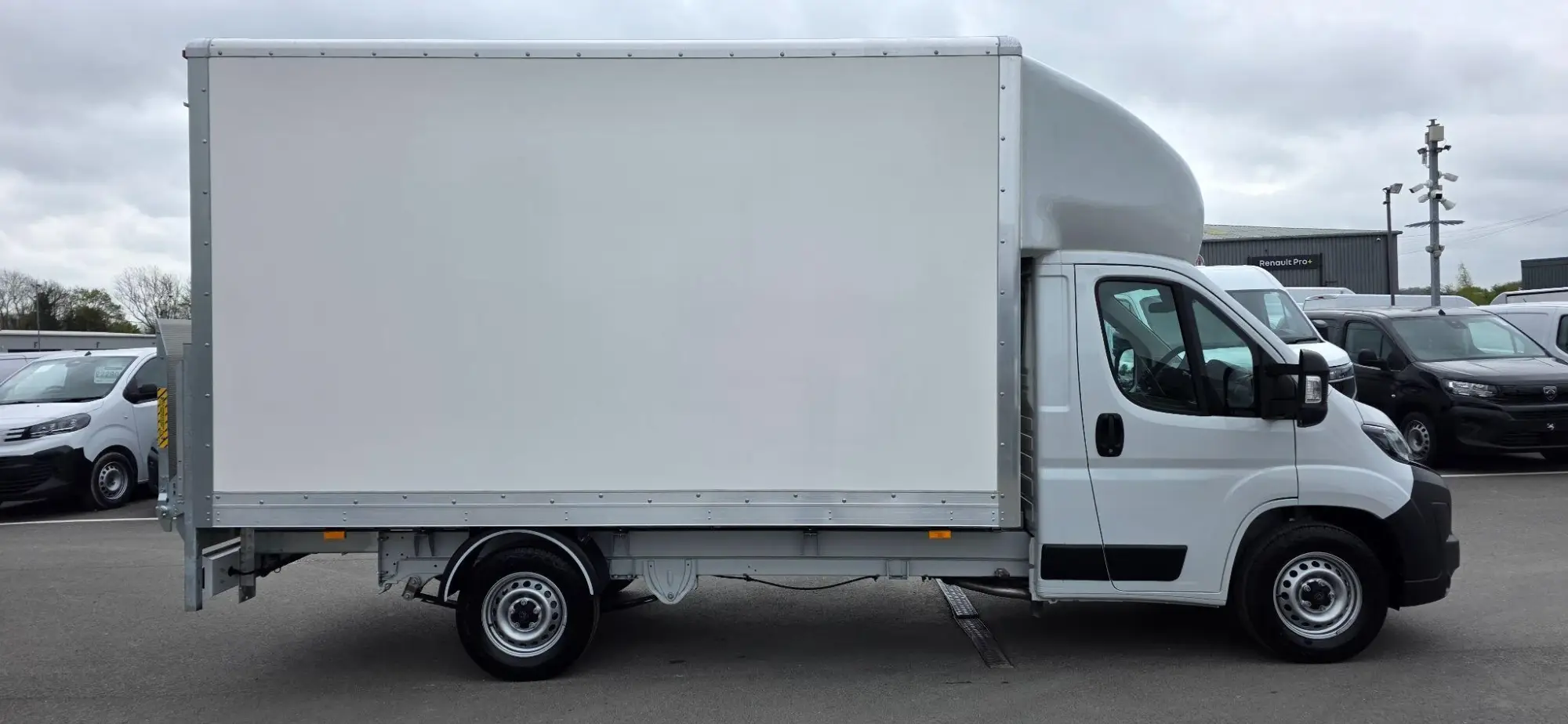 Peugeot Boxer 2.2 BlueHDi 335 Professional L3 Euro 6 (s/s) 2dr YE26XMP Image 2