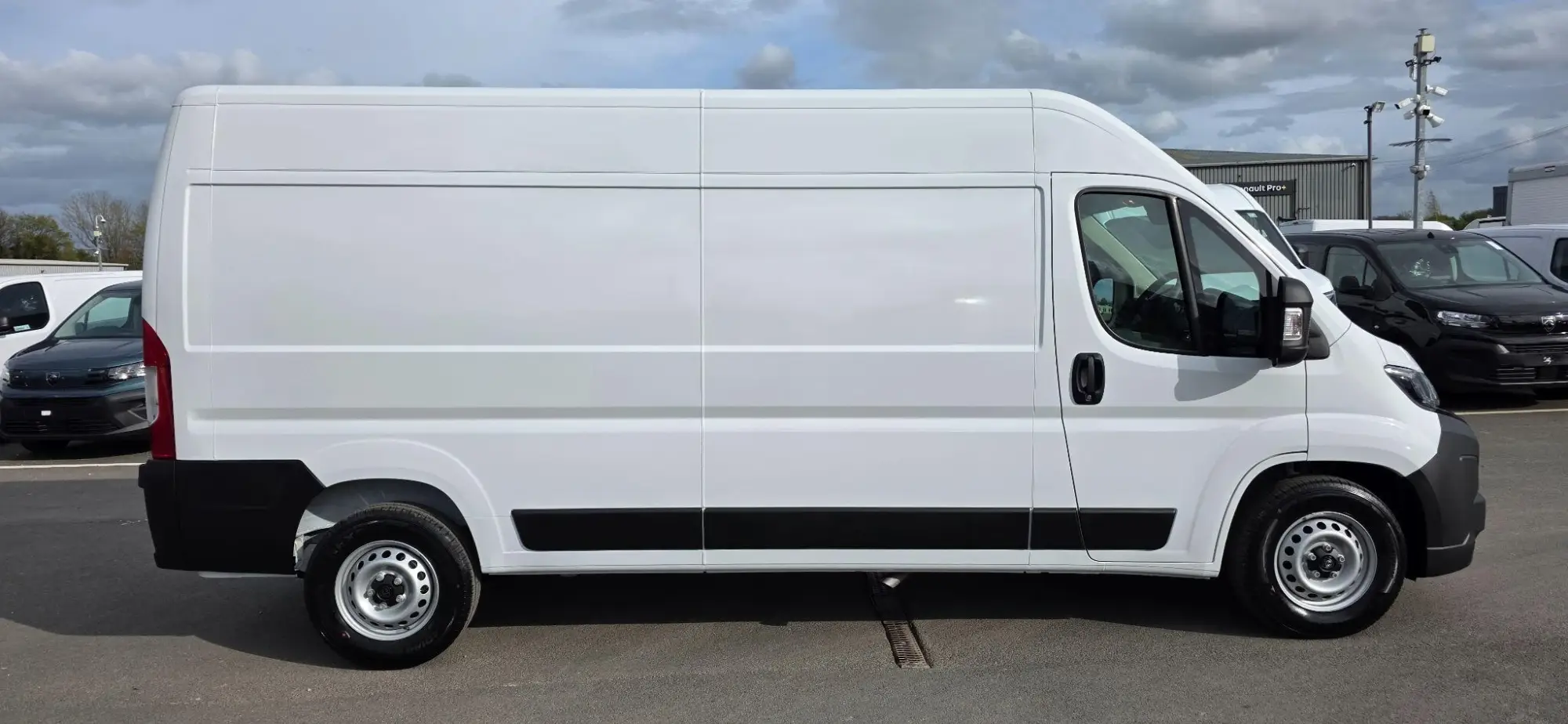 Peugeot Boxer 2.2 BlueHDi 335 Professional EAT8 L3 H2 Euro 6 (s/s) 5dr YE26XNR Image 2