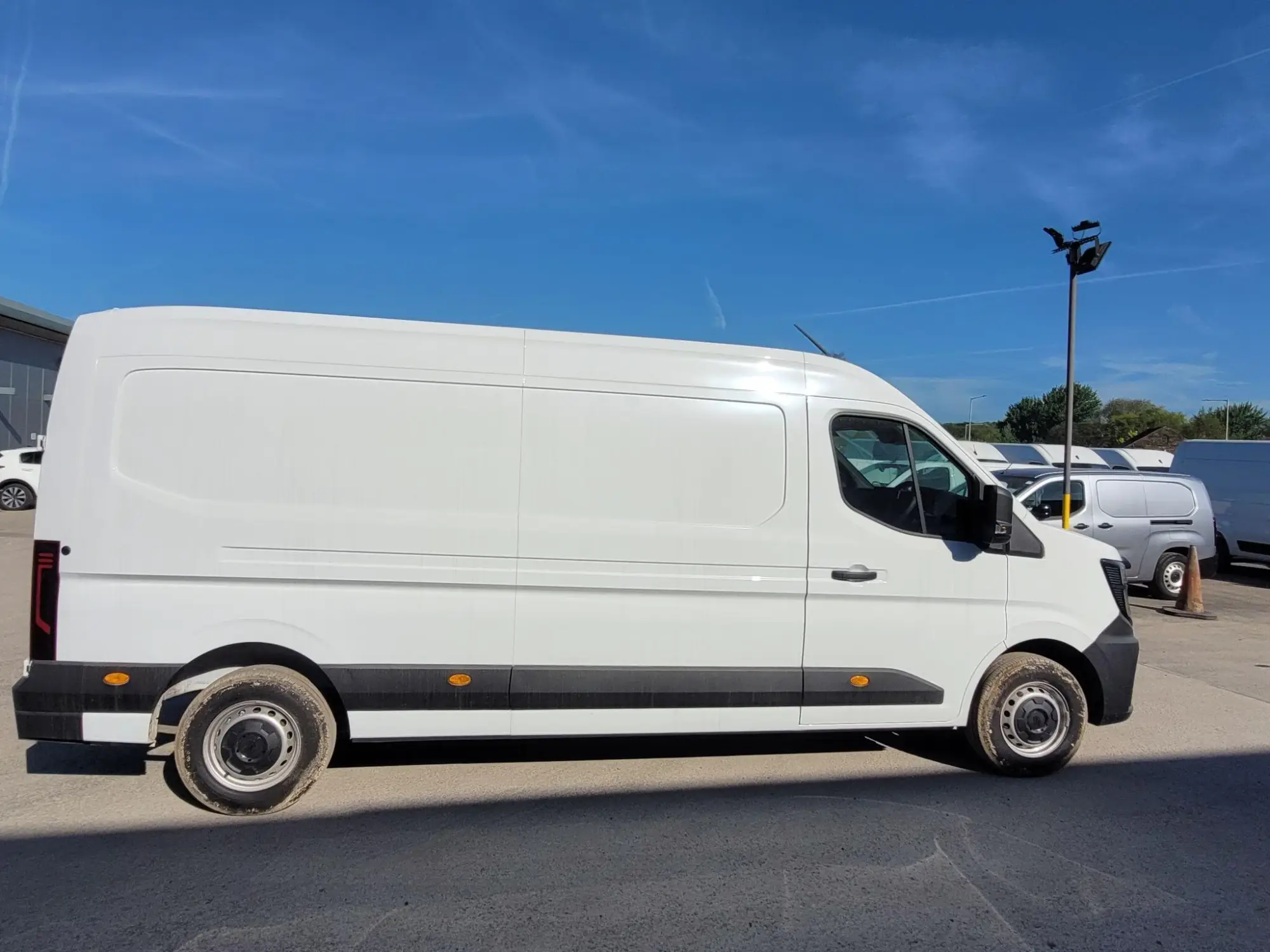 Renault Master 2.0 dCi 35 Advance LWB Medium Roof Euro 6 (s/s) 5dr Image 2
