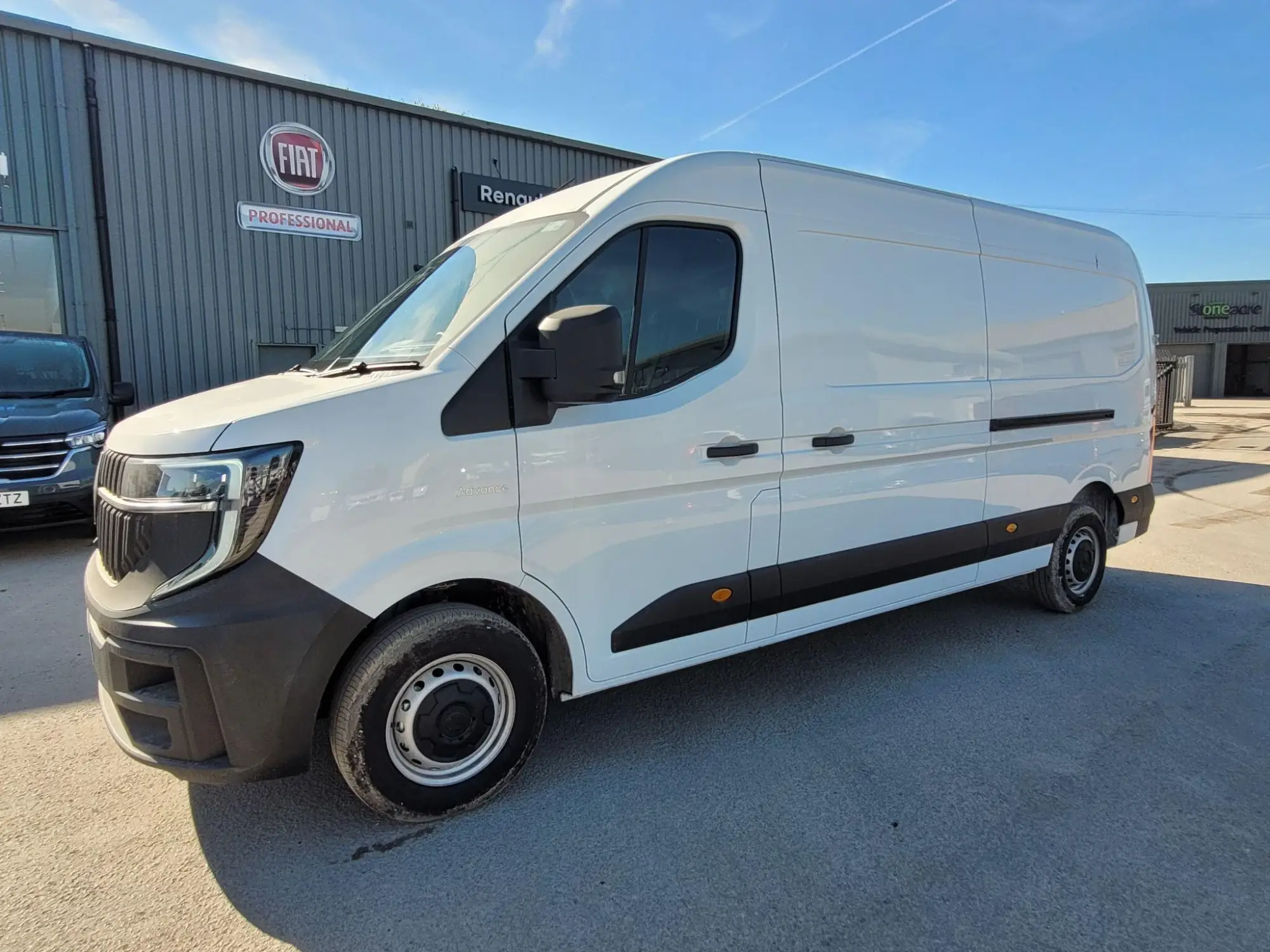 Renault Master 2.0 dCi 35 Advance LWB Medium Roof Euro 6 (s/s) 5dr Image 2