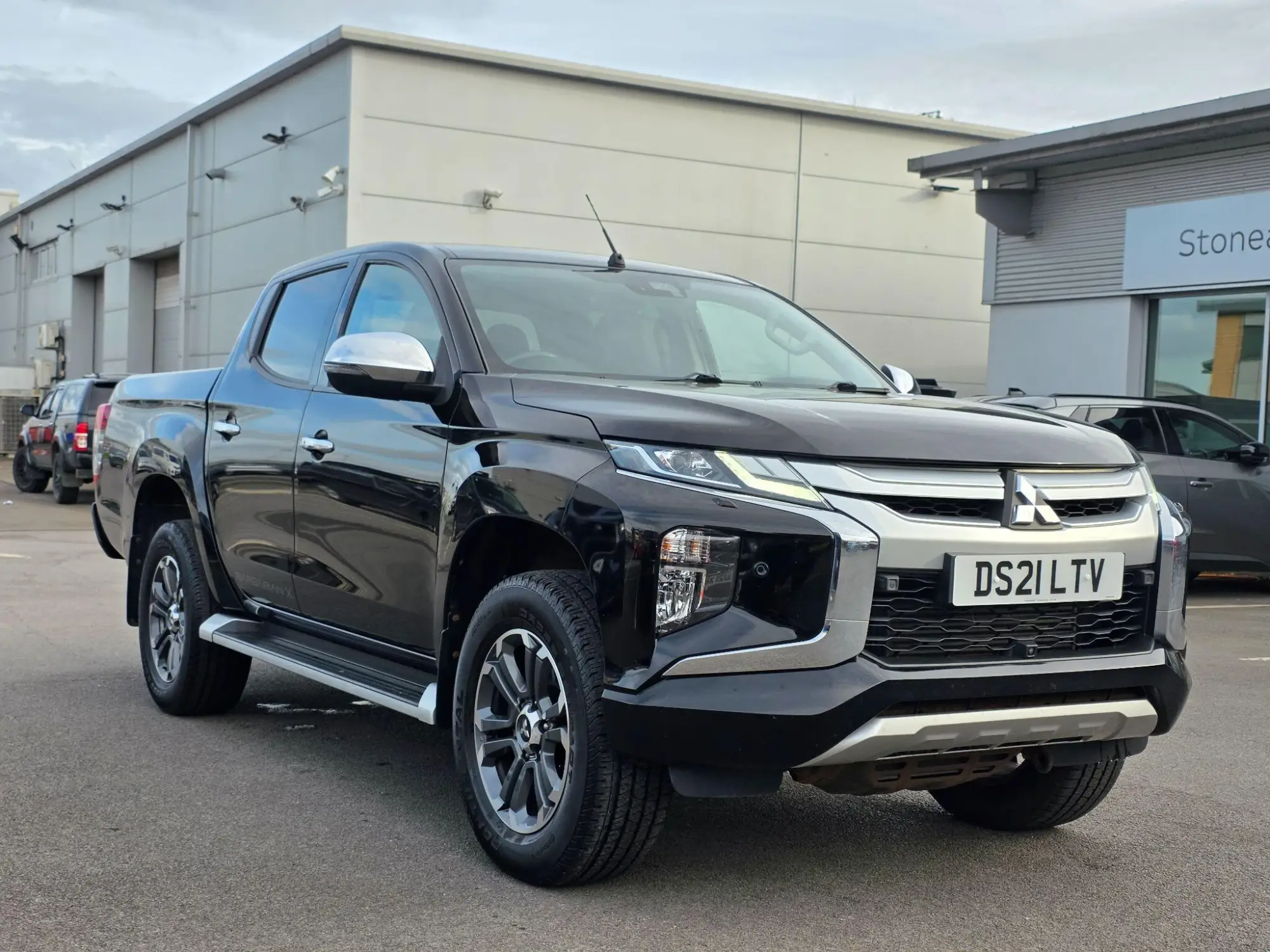 Mitsubishi L200 Double Cab DI-D 150 Barbarian X 4WD Auto DS21LTV Image 1