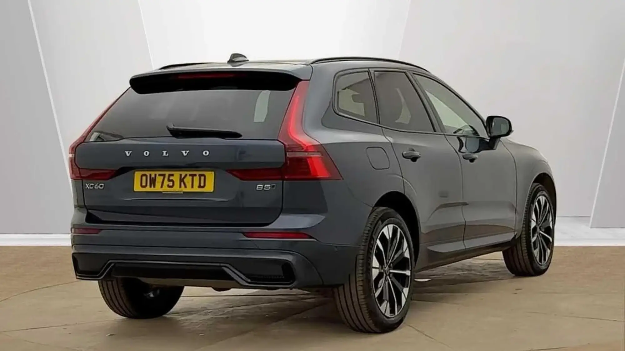 Volvo XC60 2.0 B5 MHEV Plus Auto AWD Euro 6 (s/s) 5dr OW75KTD Image 3