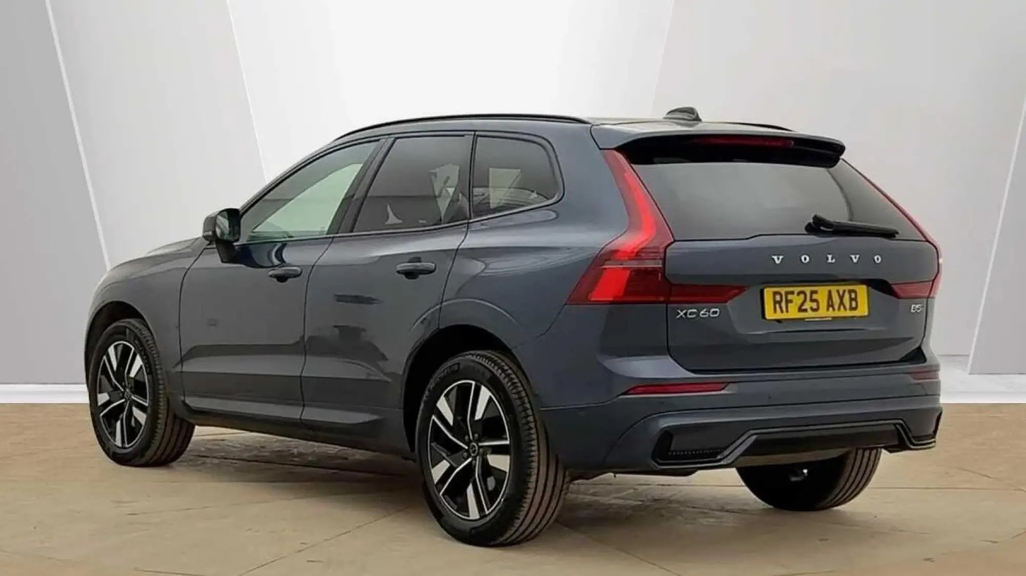 Volvo XC60 2.0 B5 MHEV Plus Auto AWD Euro 6 (s/s) 5dr RF25AXB Image 3