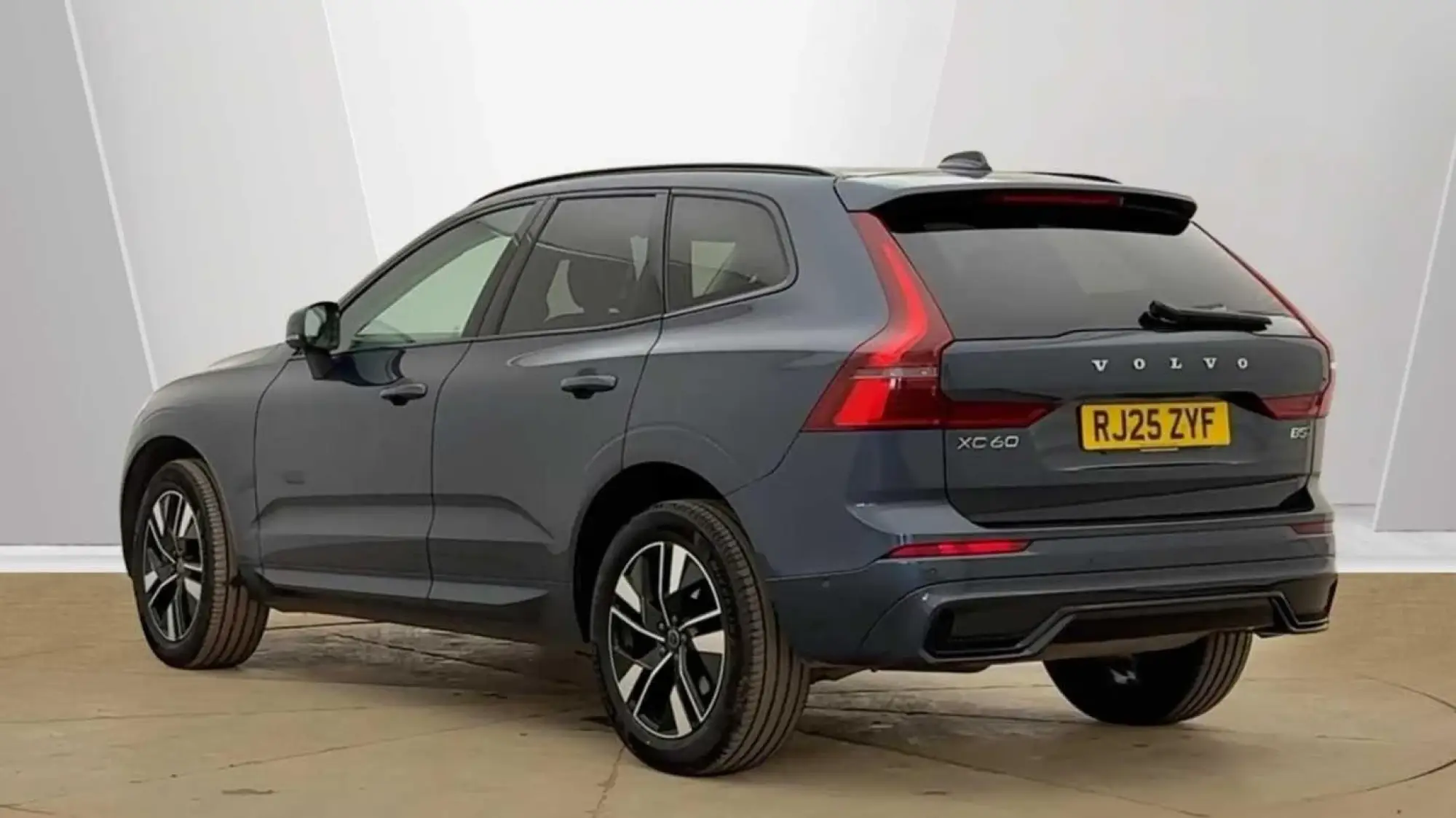 Volvo XC60 2.0 B5 MHEV Plus Pro Auto AWD Euro 6 (s/s) 5dr RJ25ZYF Image 3