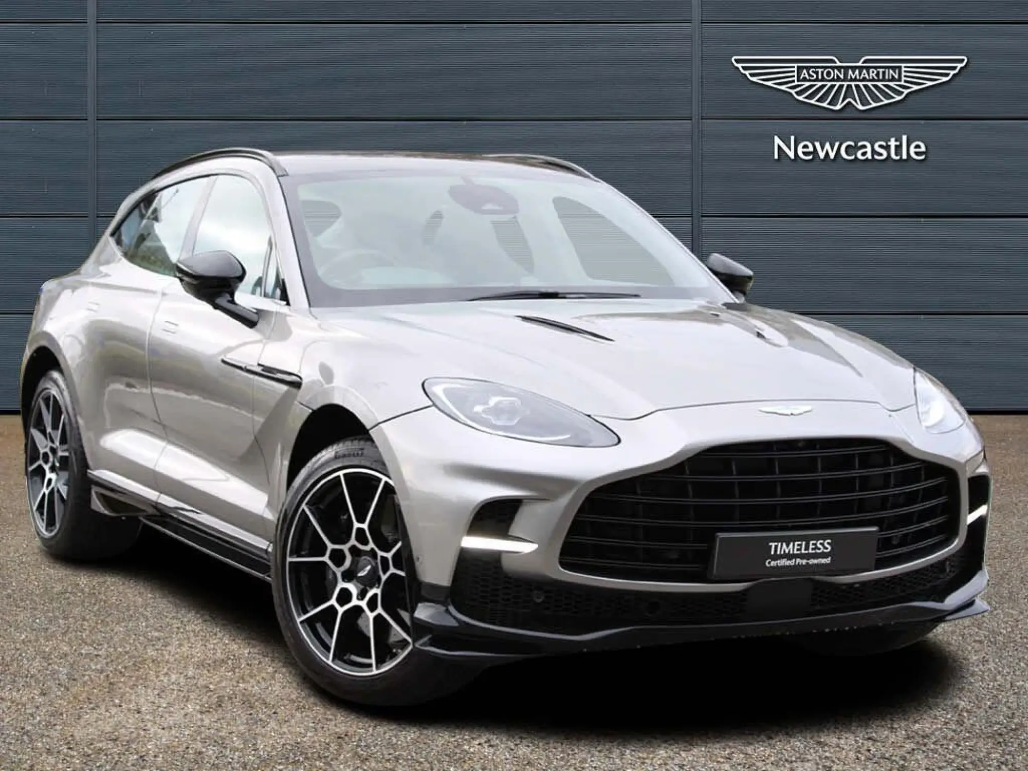 Aston Martin DBX Image 1