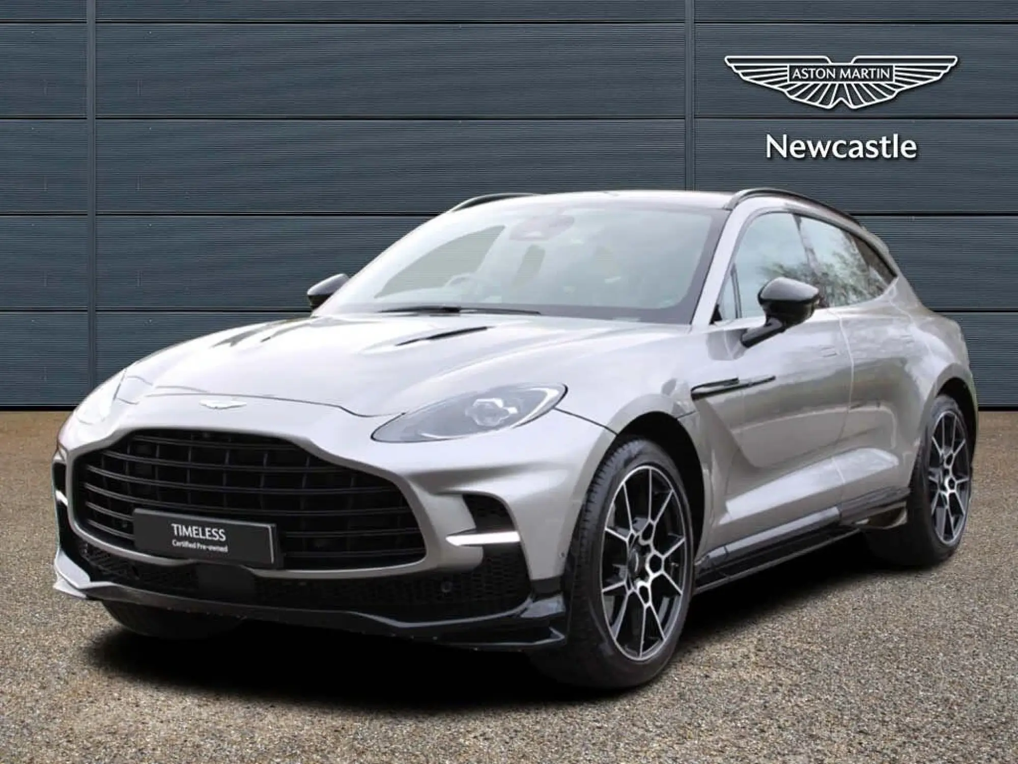 Aston Martin DBX Image 3