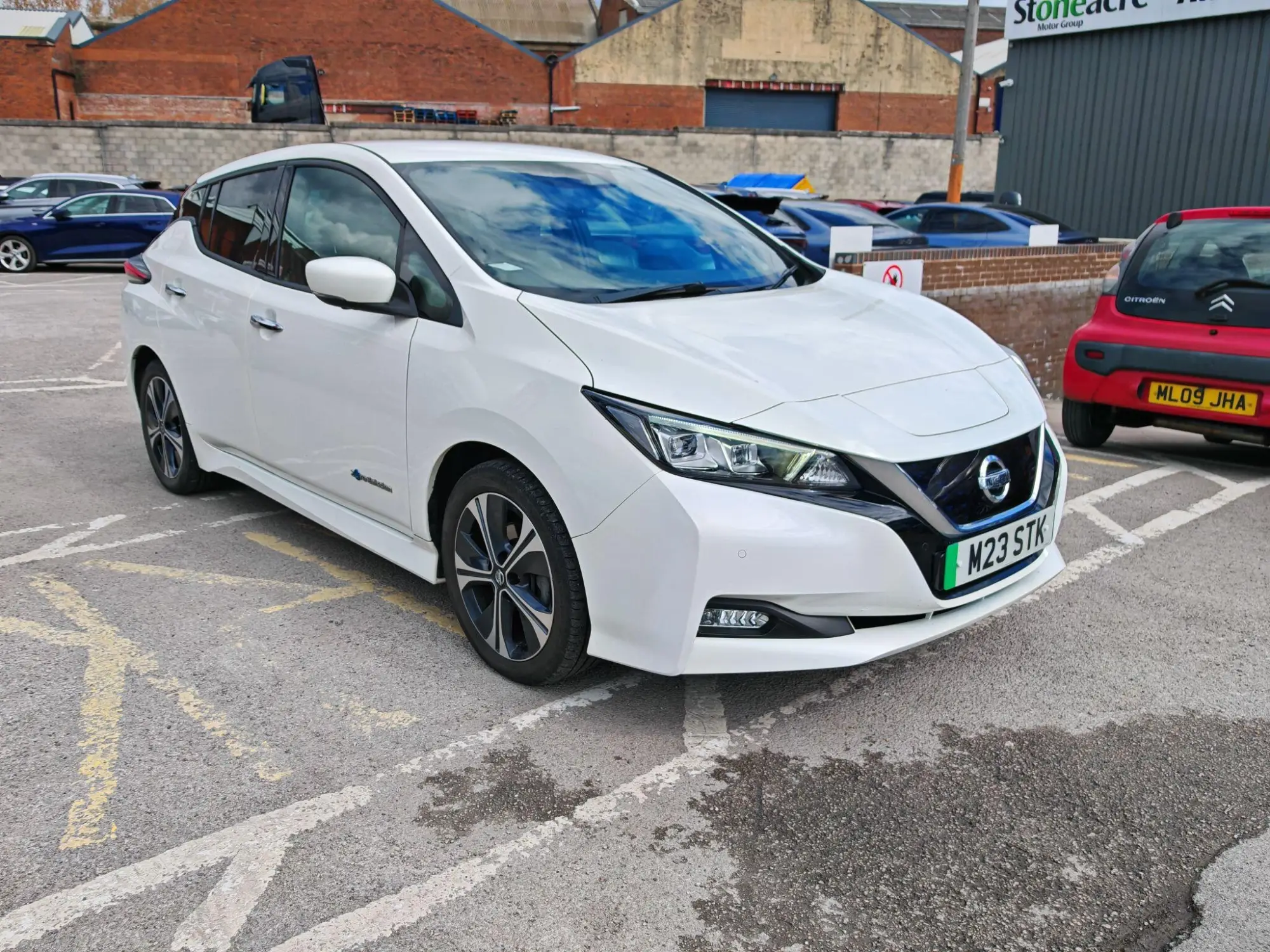 Nissan LEAF 40kWh Tekna Hatchback 5dr Electric Auto (150 ps) M23STK Image 1