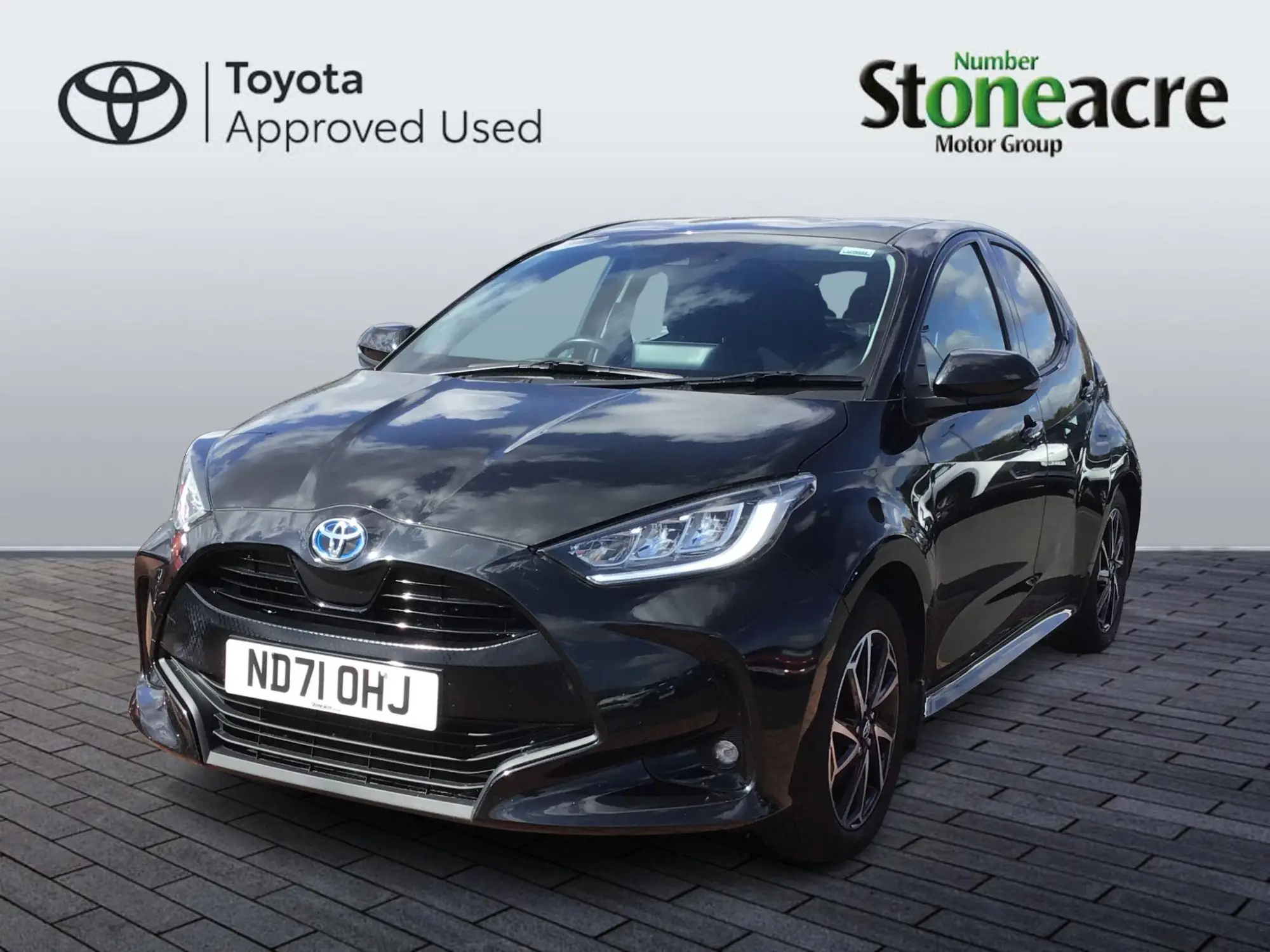 Toyota Yaris 1.5 Hybrid Design 5dr CVT ND71OHJ Image 3
