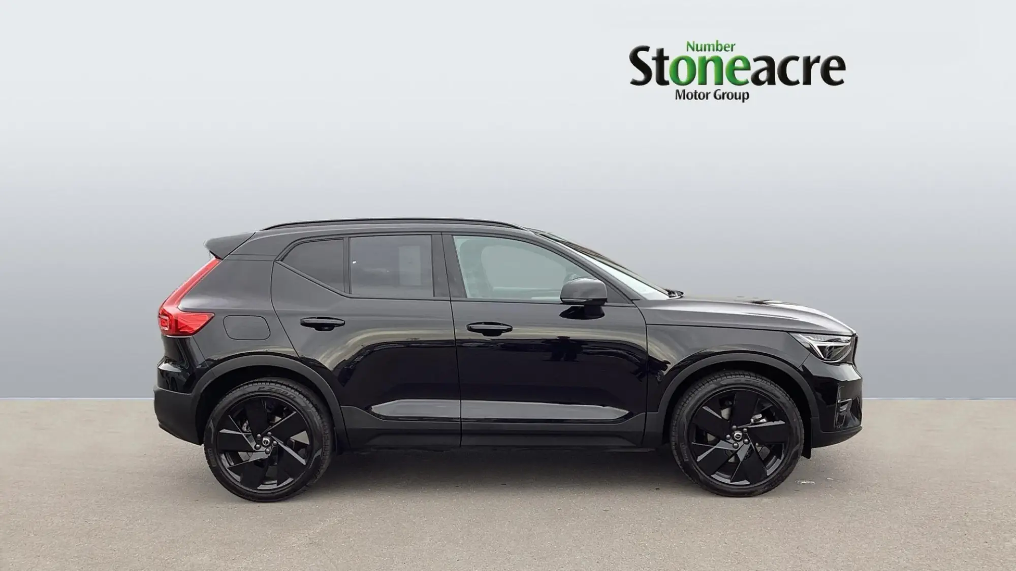 Volvo XC40 2.0 B3 MHEV Plus Black Edition DCT Auto Euro 6 (s/s) 5dr WF75CUG Image 3