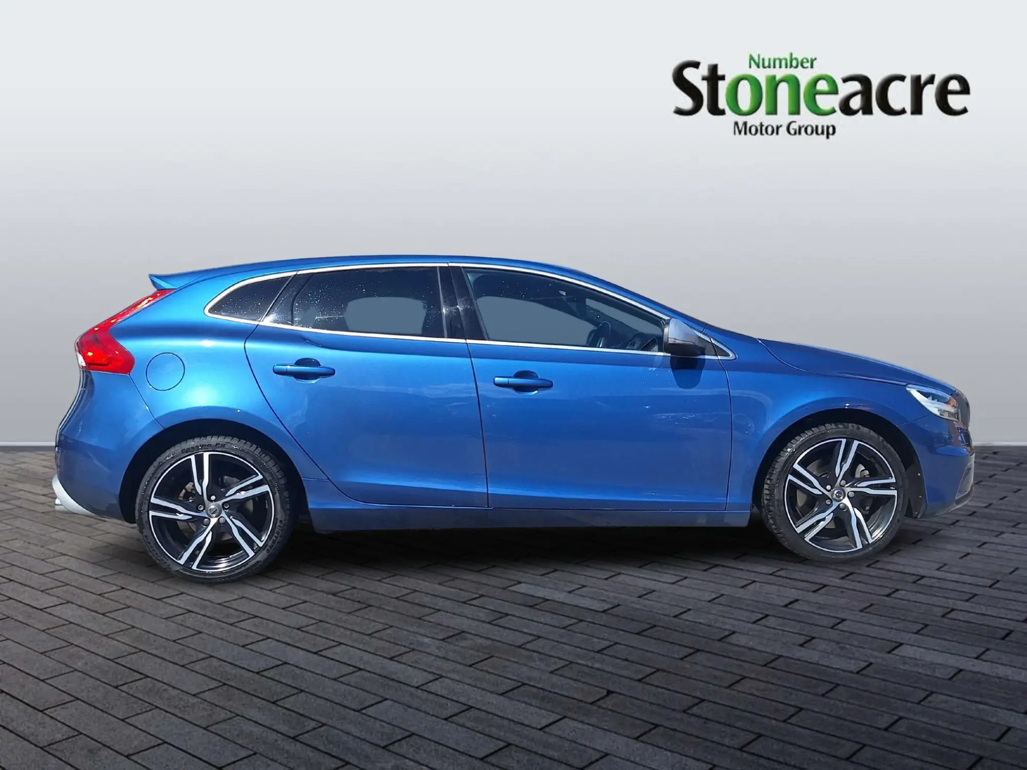 Volvo V40 2.0 D3 R-Design Pro Auto Euro 6 (s/s) 5dr FV18NBN Image 2