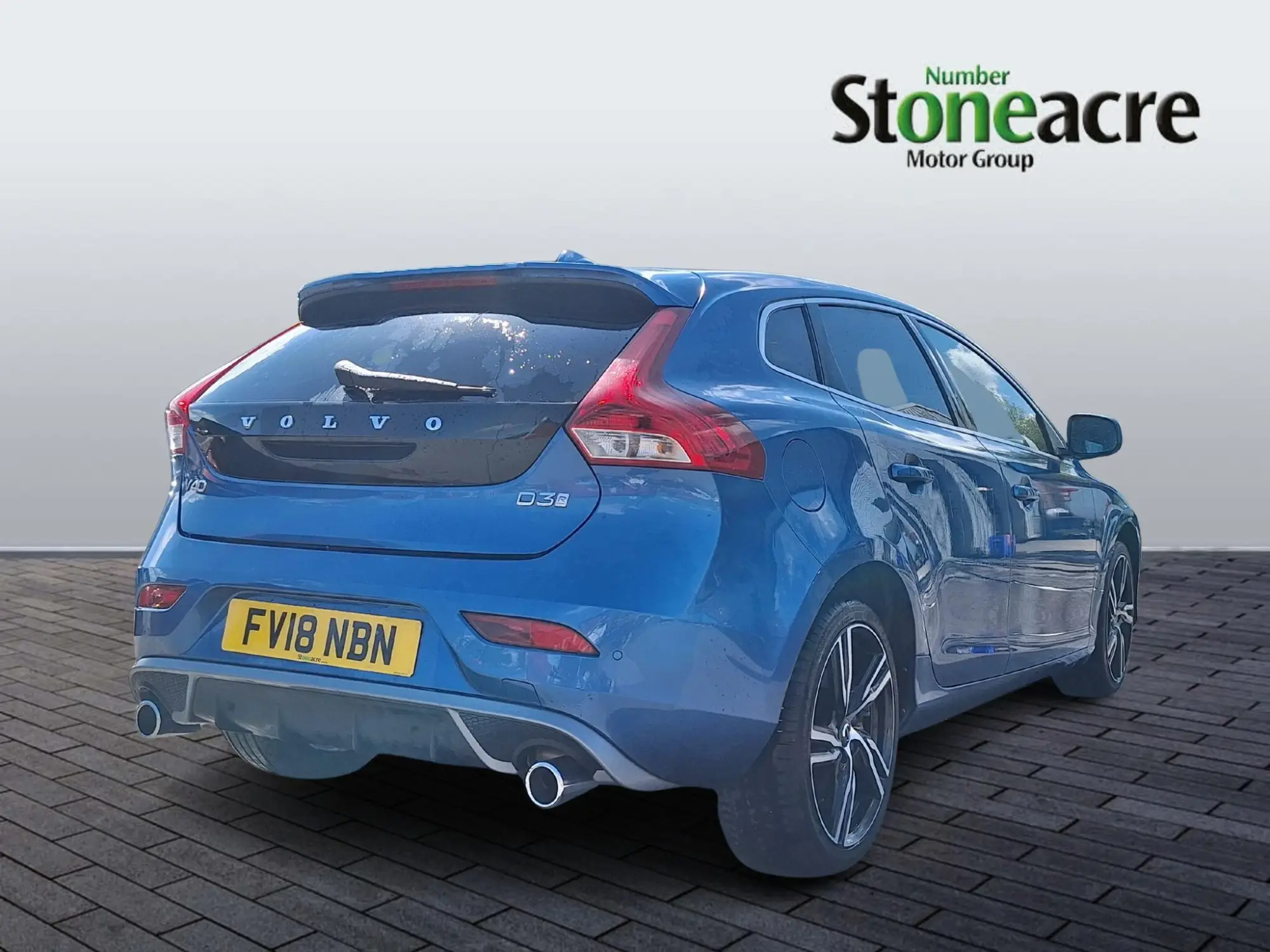 Volvo V40 2.0 D3 R-Design Pro Auto Euro 6 (s/s) 5dr FV18NBN Image 3