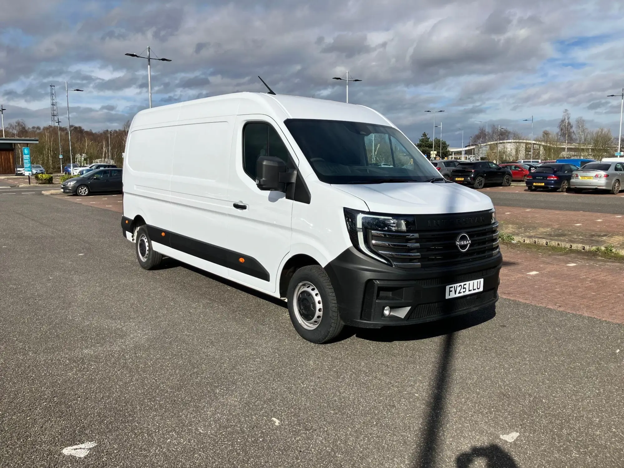 Nissan Interstar Image 1