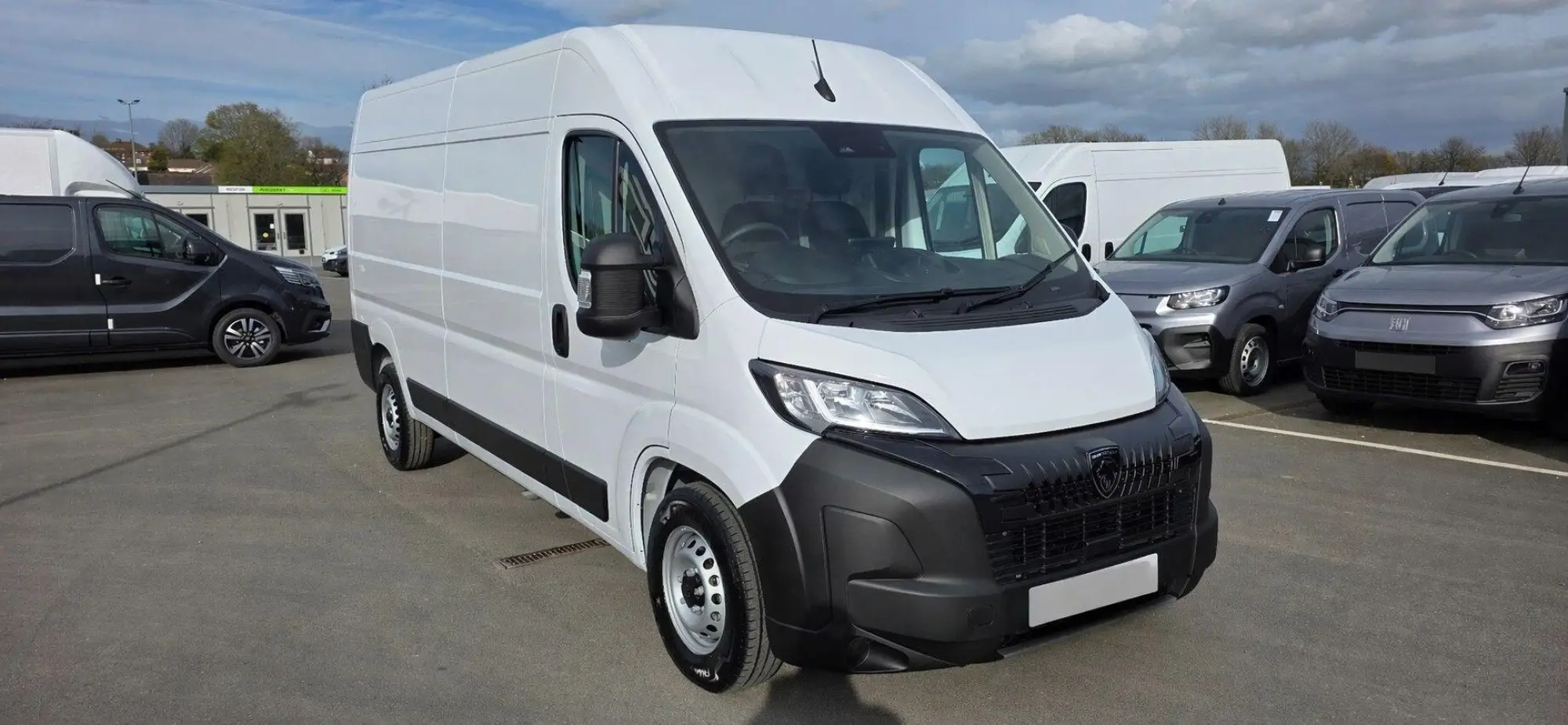 Peugeot Boxer 2.2 BlueHDi 335 Professional EAT8 L3 H2 Euro 6 (s/s) 5dr YE26XOD Image 1