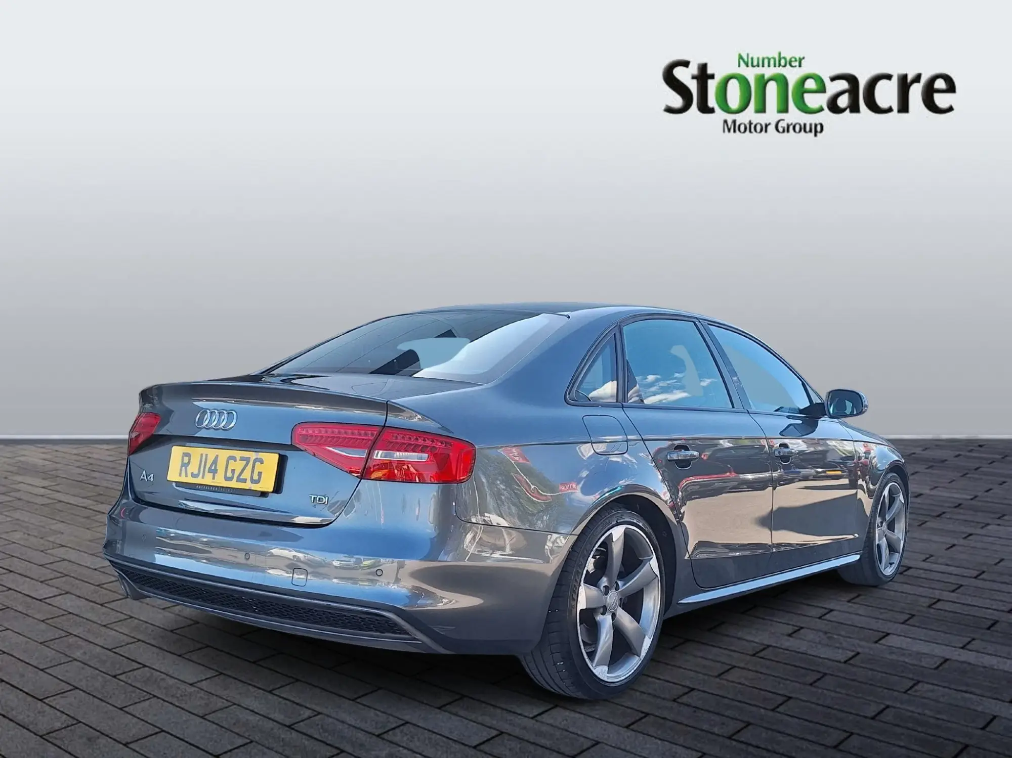 Audi A4 2.0 TDI Black Edition Euro 5 (s/s) 4dr RJ14GZG Image 3