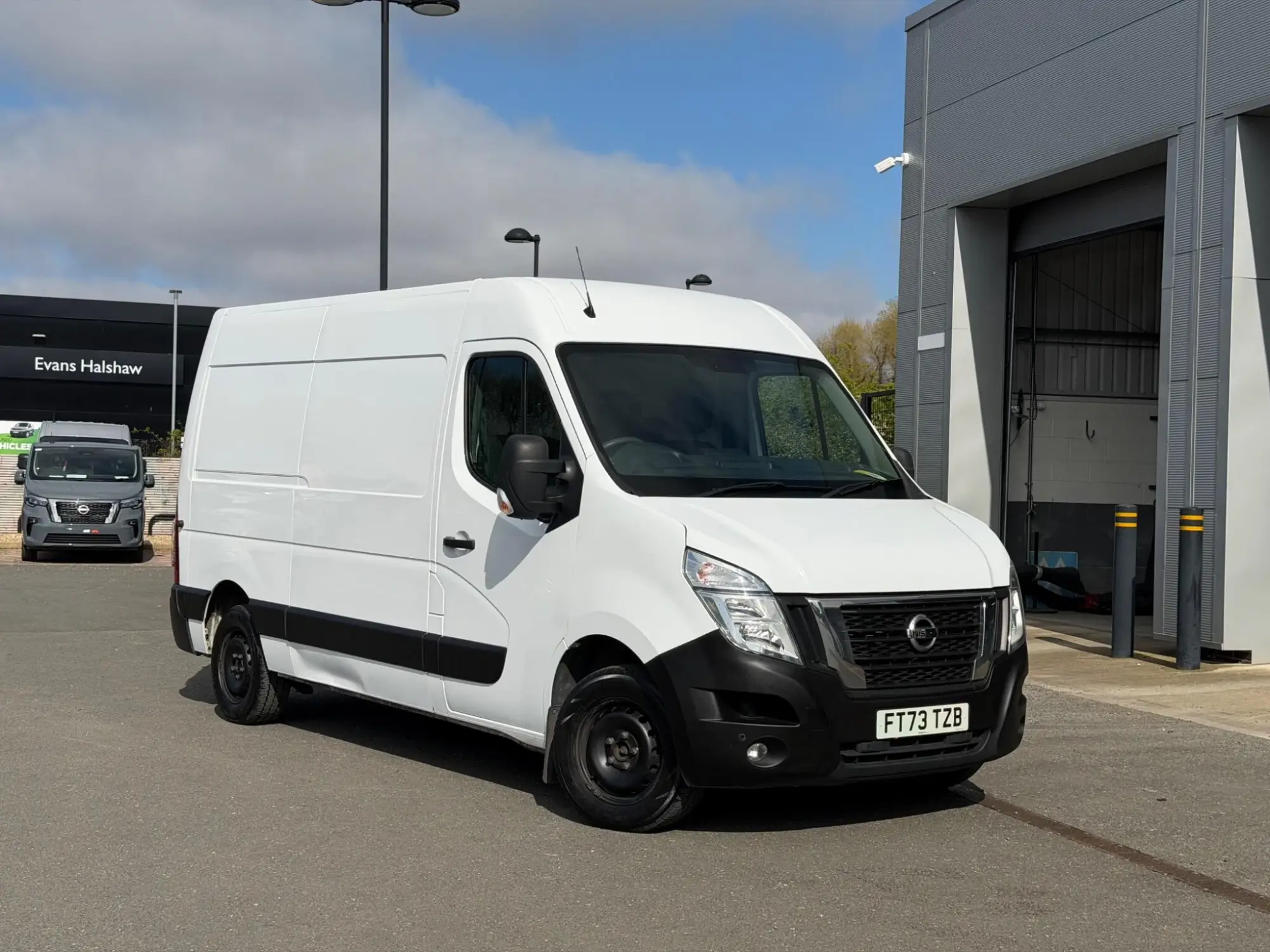 Nissan Interstar Image 1