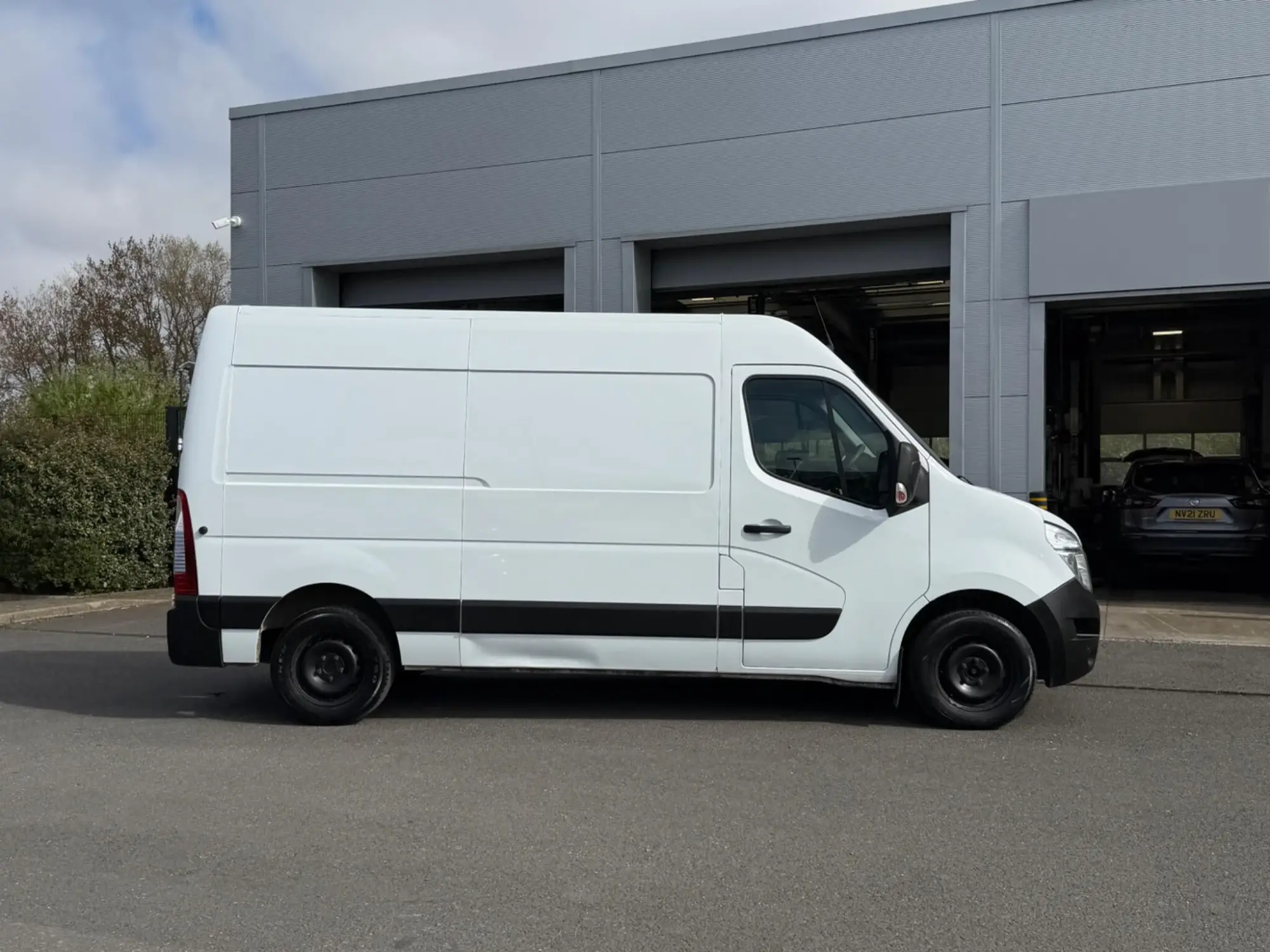 Nissan Interstar Image 2