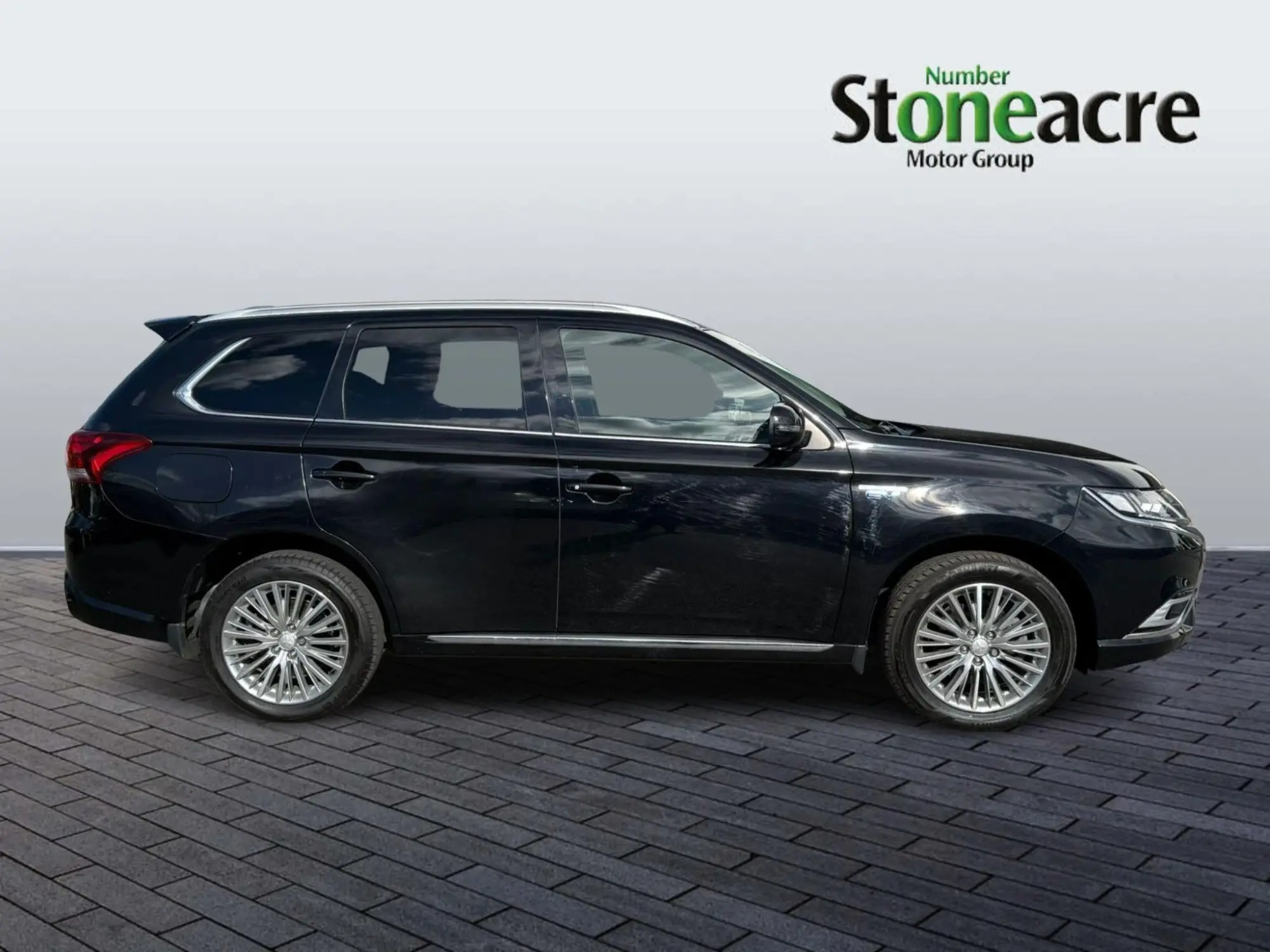 Mitsubishi Outlander 2.4h TwinMotor 13.8kWh 4h SUV 5dr Petrol Plug-in Hybrid CVT 4WD Euro 6 (s/s) (209 ps) YR19EBV Image 2