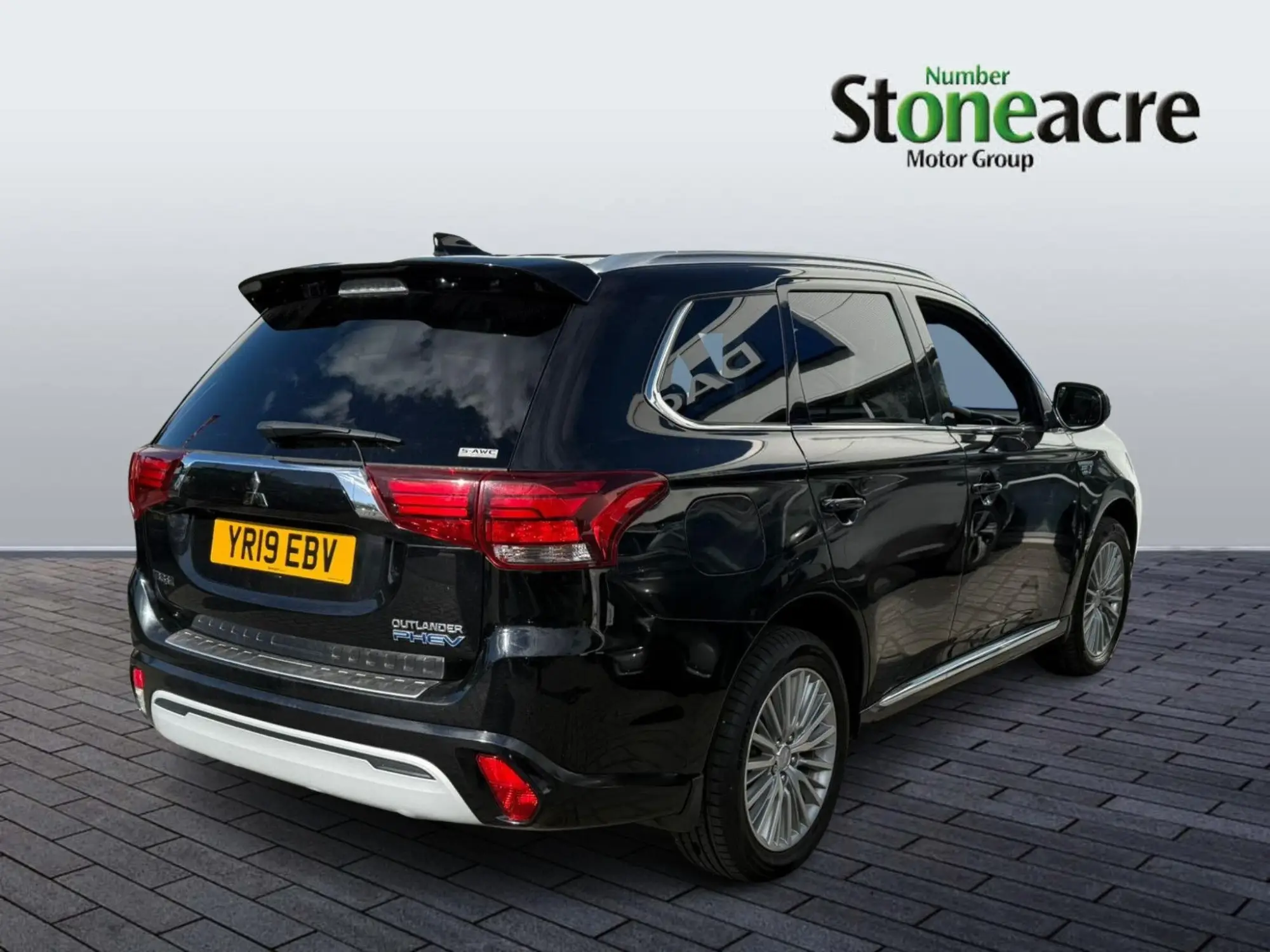 Mitsubishi Outlander 2.4h TwinMotor 13.8kWh 4h SUV 5dr Petrol Plug-in Hybrid CVT 4WD Euro 6 (s/s) (209 ps) YR19EBV Image 3