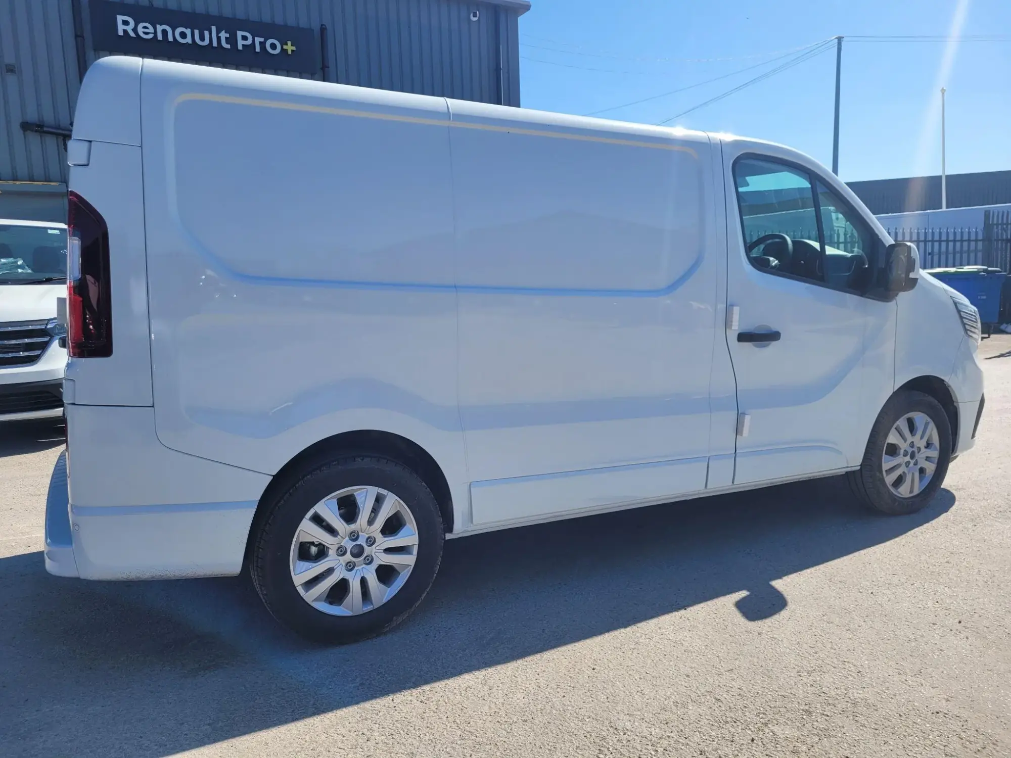 Renault Trafic 2.0 dCi Blue SL30 Extra Auto L1 H1 Euro 6 (s/s) 5dr YP26XWZ Image 2 Renault Trafic 2.0 dCi Blue SL30 Extra Auto L1 H1 Euro 6 (s/s) 5dr YP26XWZ Image 2