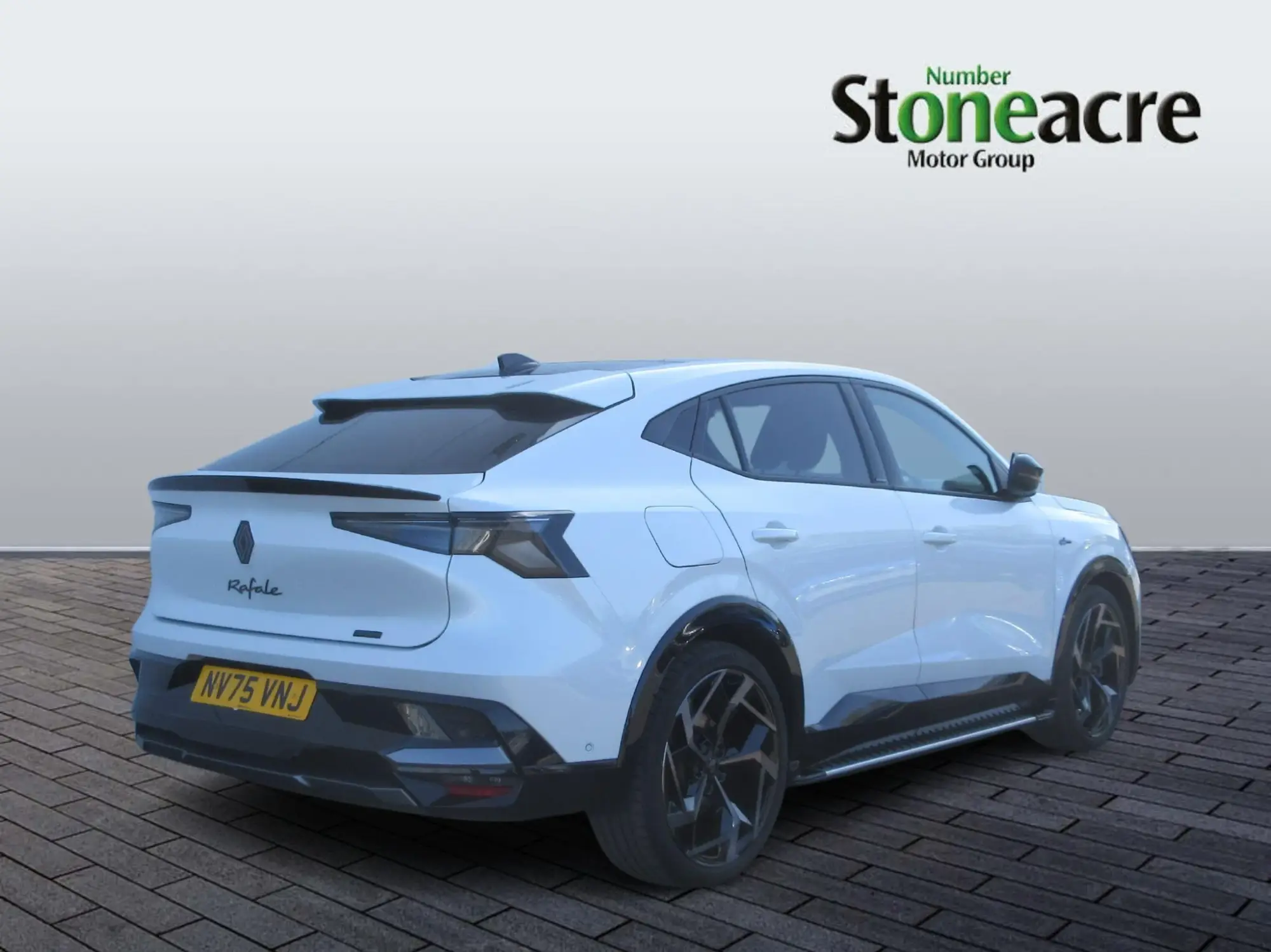 Renault Rafale E-Tech Plug-In Hybrid 1.2 E-TECH 22kWh atelier Alpine Auto 4WD Euro 6 (s/s) 5dr NV75VNJ Image 3