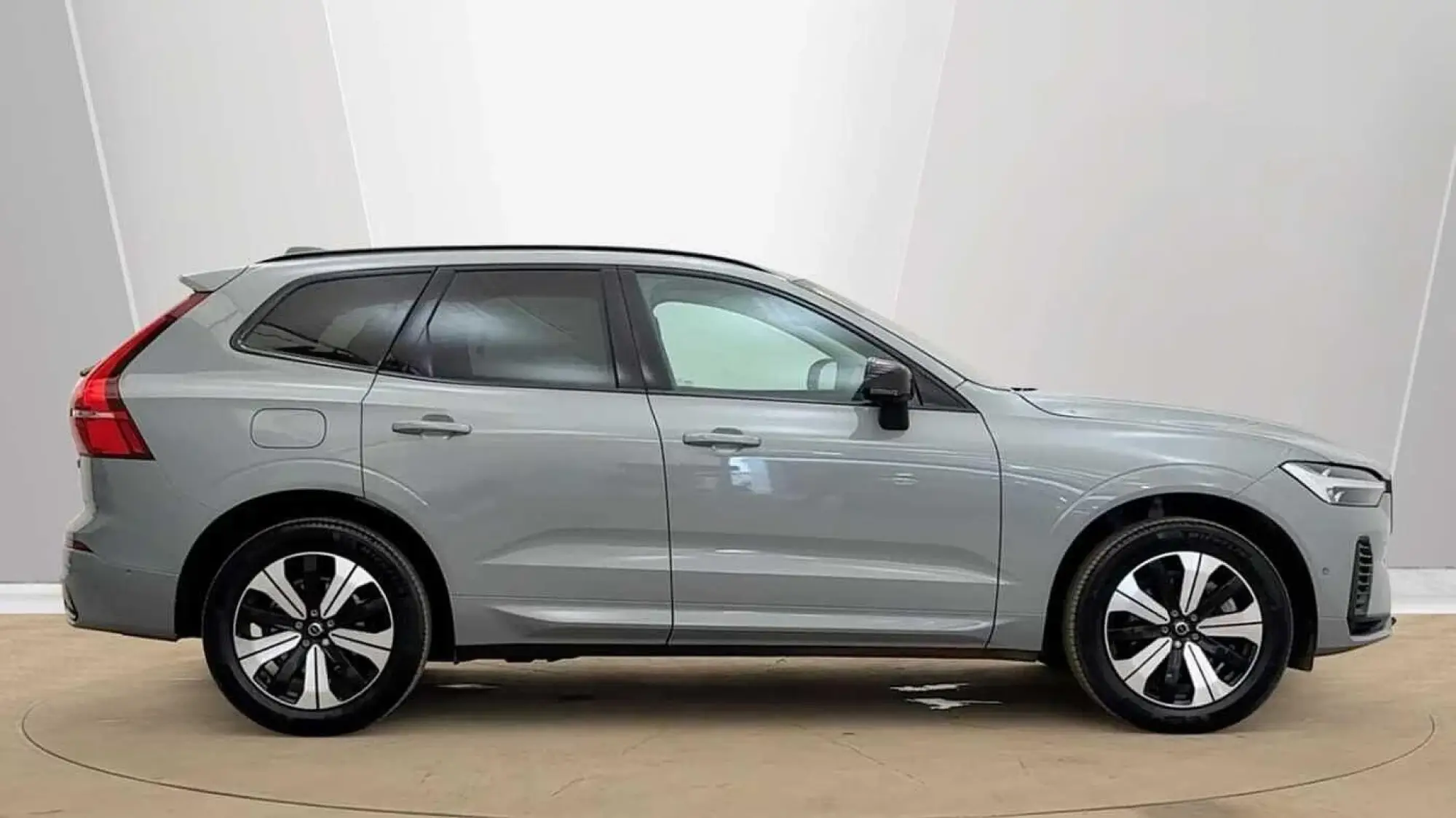 Volvo XC60 2.0h T6 18.8kWh Plus Auto AWD Euro 6 (s/s) 5dr RE25WFG Image 2