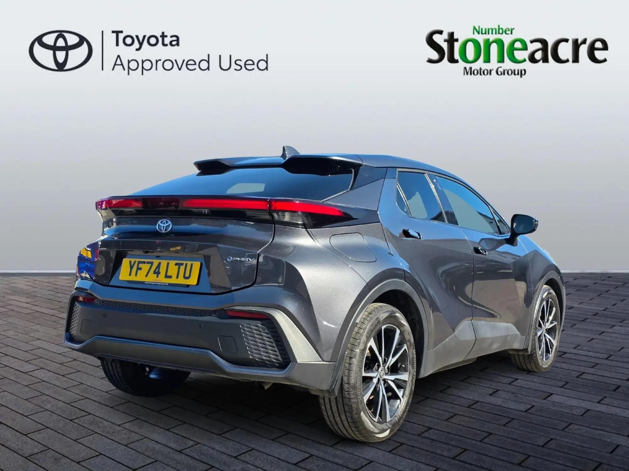 Toyota C-HR Plug-in Hybrid 2.0 VVT-h 13.6 kWh Design CVT Euro 6 (s/s) 5dr YF74LTU Image 2