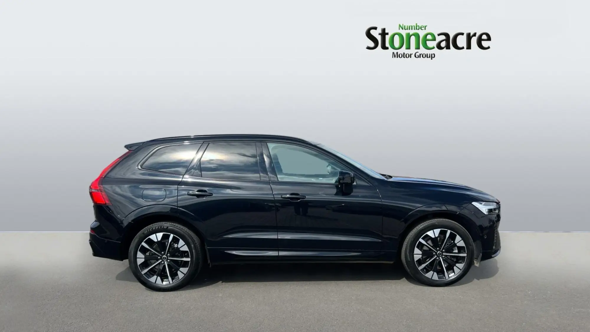 Volvo XC60 2.0 B5 MHEV Plus Pro Auto AWD Euro 6 (s/s) 5dr RF25AEX Image 3