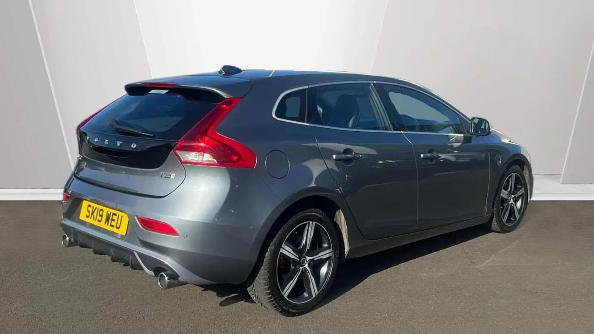 Volvo V40 2.0 T2 GPF R-Design Euro 6 (s/s) 5dr SK19WEU Image 2